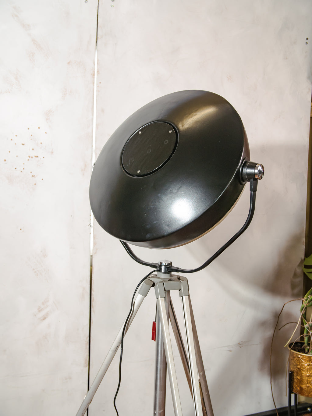 Vintage zwarte upcyclede operatielamp voor in het ziekenhuis op een Bilora statief, retro industriële staande lamp, unieke hergebruikte chirurgische verlichting