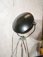 Vintage zwarte upcyclede operatielamp voor in het ziekenhuis op een Bilora statief, retro industriële staande lamp, unieke hergebruikte chirurgische verlichting