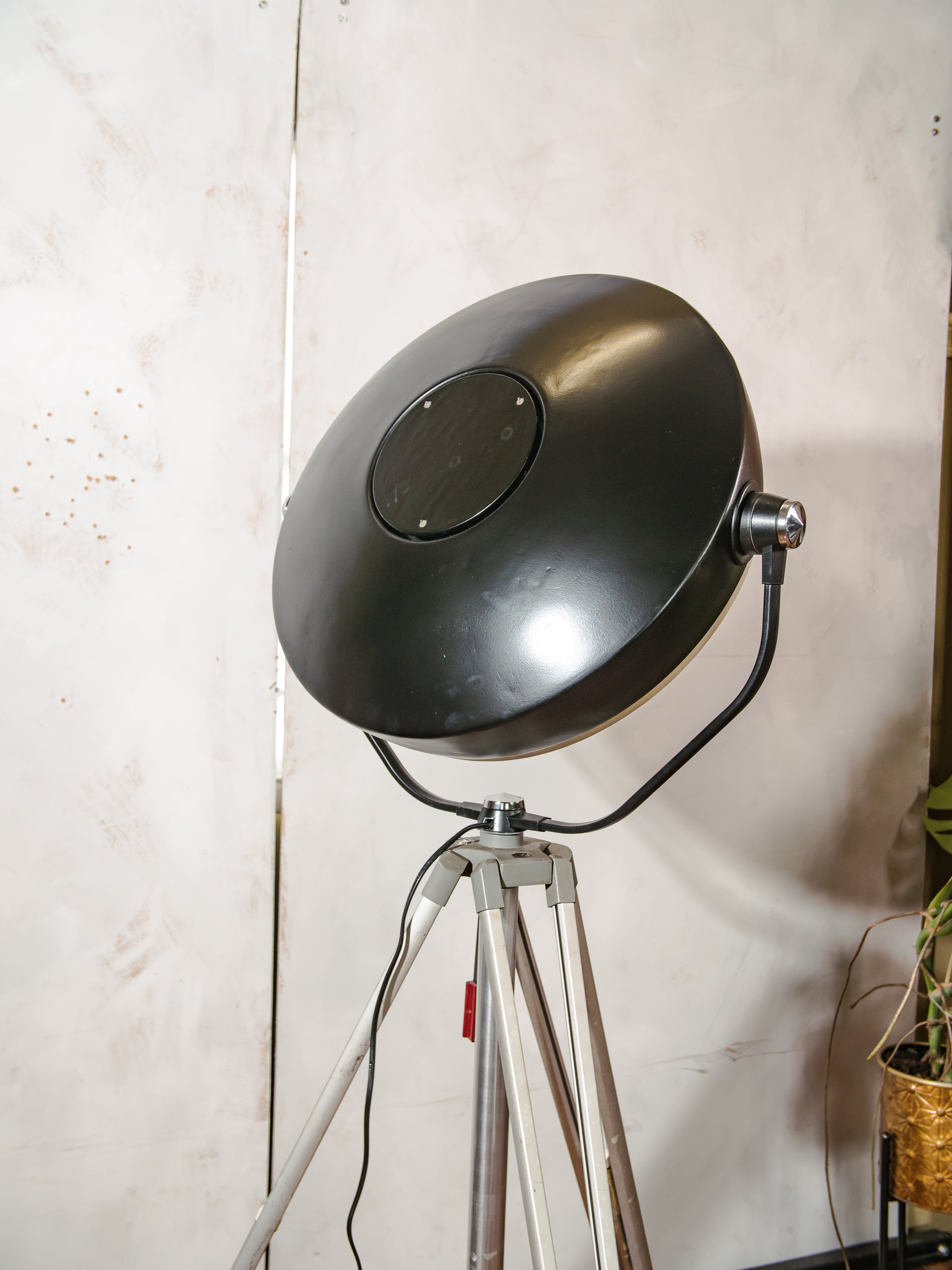 Vintage zwarte upcyclede operatielamp voor in het ziekenhuis op een Bilora statief, retro industriële staande lamp, unieke hergebruikte chirurgische verlichting