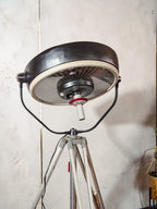 Vintage zwarte upcyclede operatielamp voor in het ziekenhuis op een Bilora statief, retro industriële staande lamp, unieke hergebruikte chirurgische verlichting