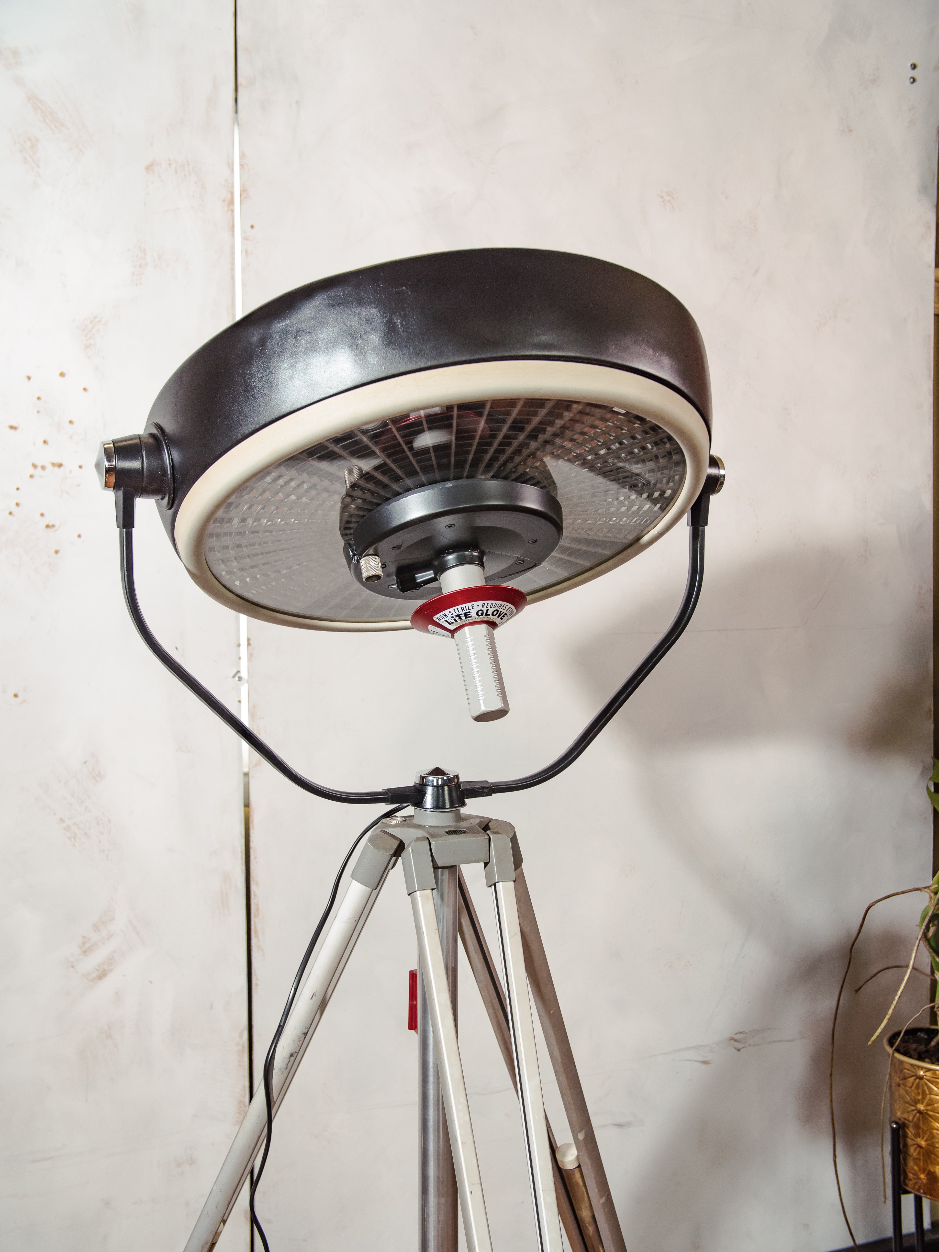 Vintage zwarte upcyclede operatielamp voor in het ziekenhuis op een Bilora statief, retro industriële staande lamp, unieke hergebruikte chirurgische verlichting