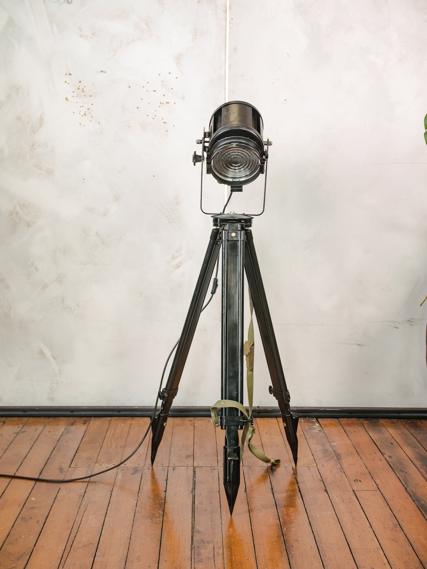 1950s Black A.E. Cremer Paris Industrial Film Spotlight Floor lamp, Mounted on Wooden Surveying Tripod, French Antique Spotlight