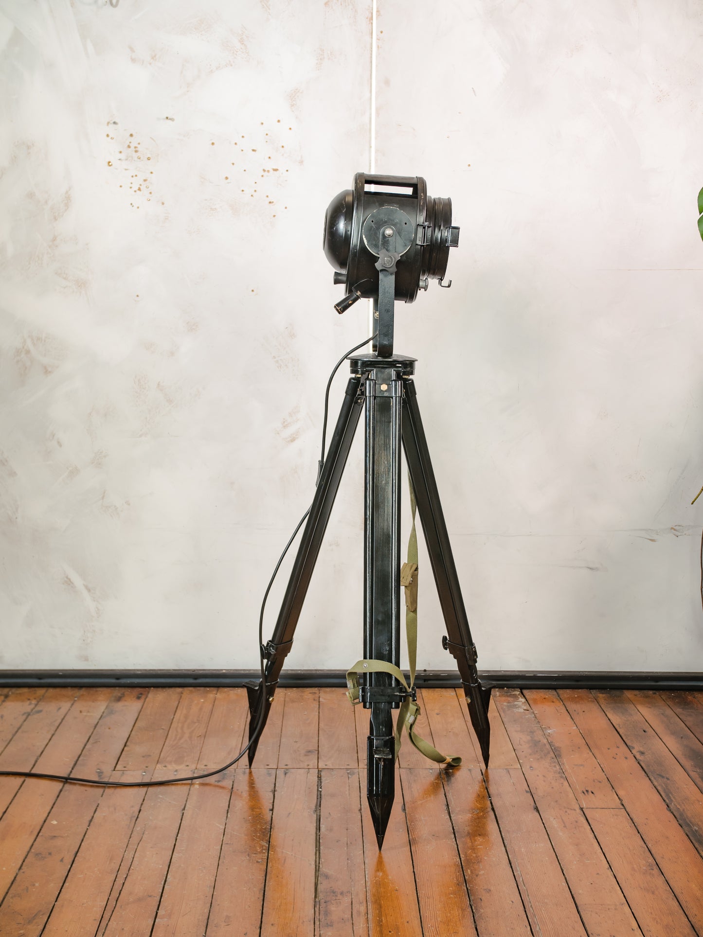 1950s Black A.E. Cremer Paris Industrial Film Spotlight Floor lamp, Mounted on Wooden Surveying Tripod, French Antique Spotlight