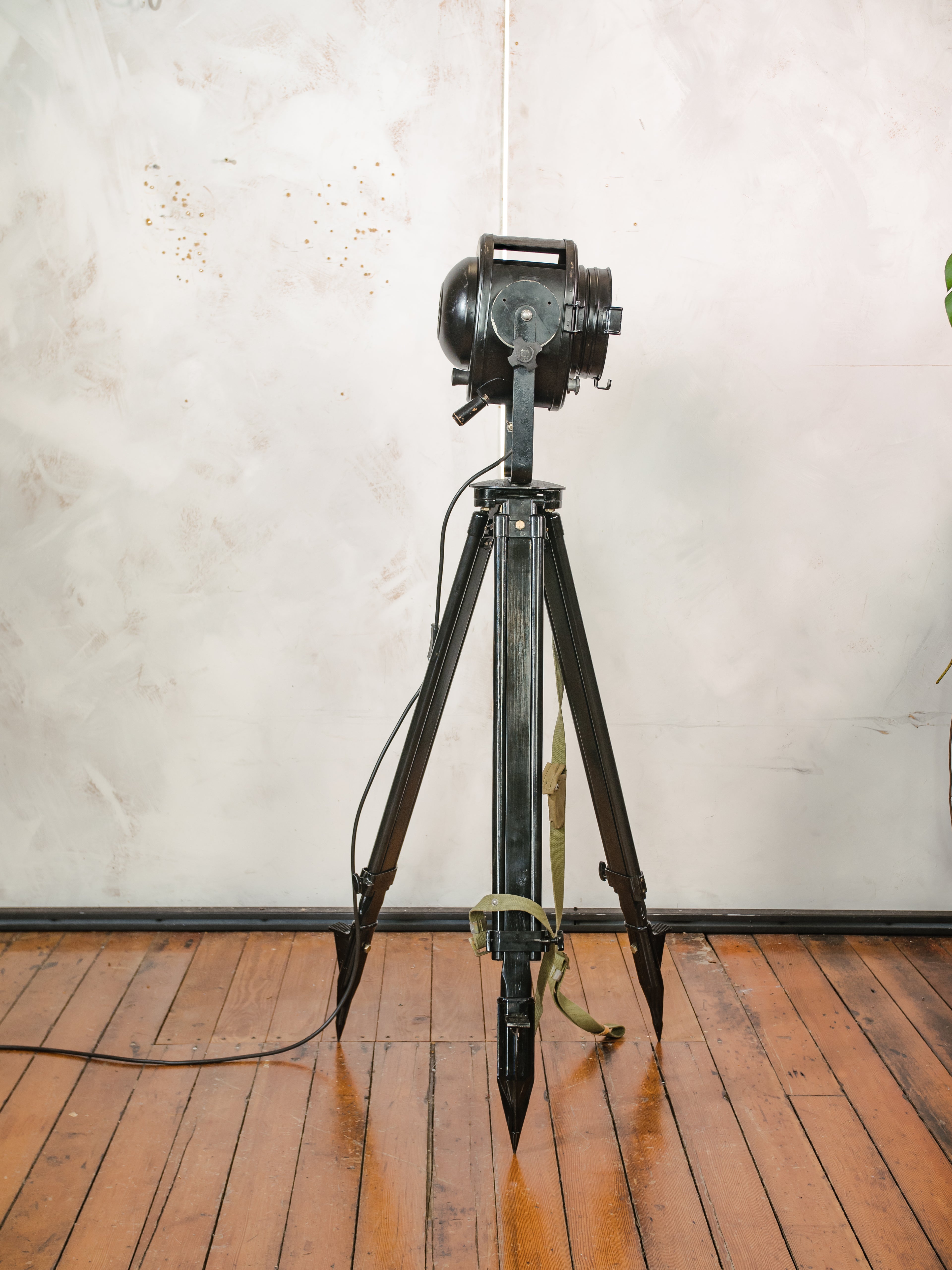 1950s Black A.E. Cremer Paris Industrial Film Spotlight Floor lamp, Mounted on Wooden Surveying Tripod, French Antique Spotlight