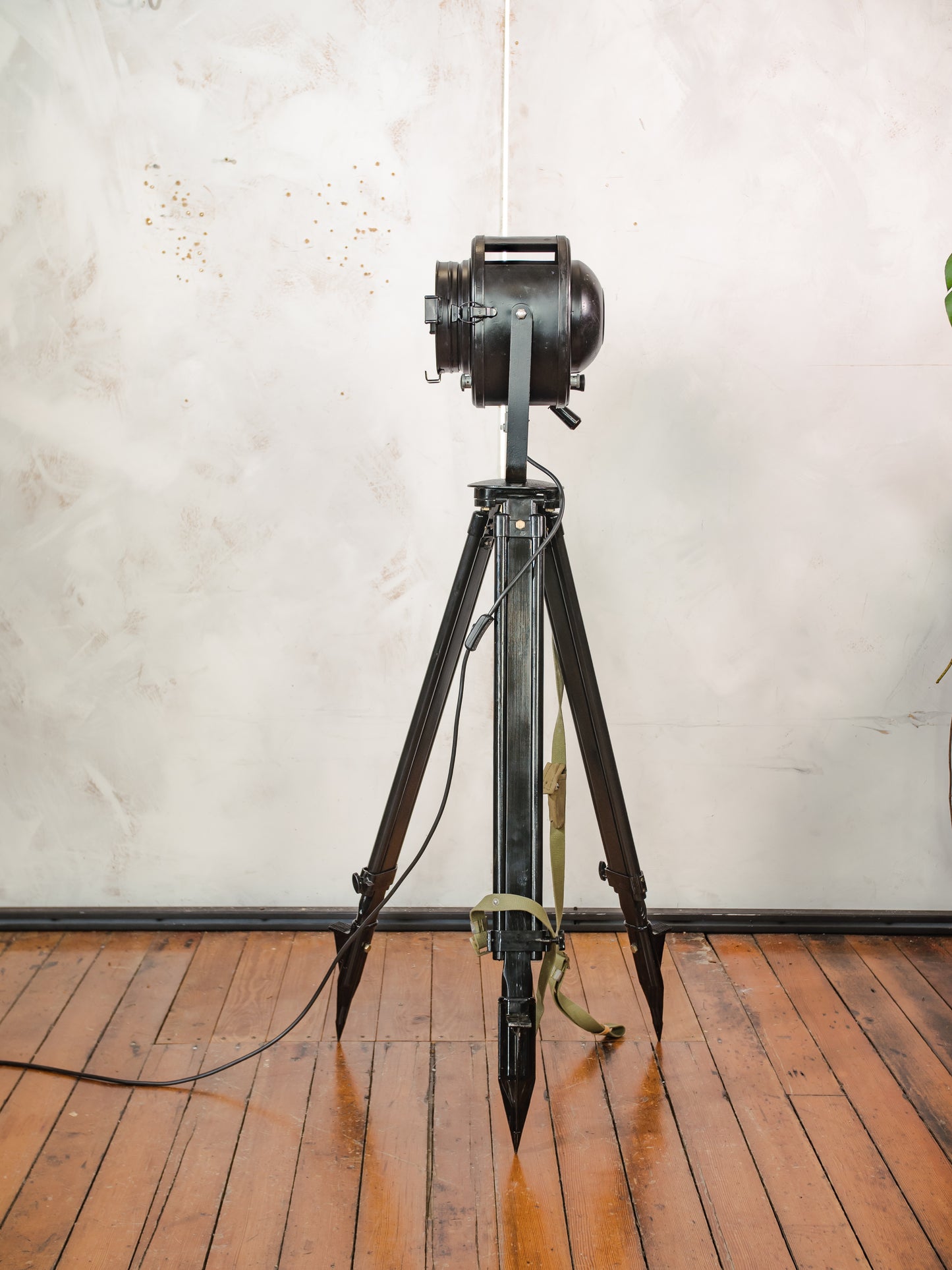 1950s Black A.E. Cremer Paris Industrial Film Spotlight Floor lamp, Mounted on Wooden Surveying Tripod, French Antique Spotlight