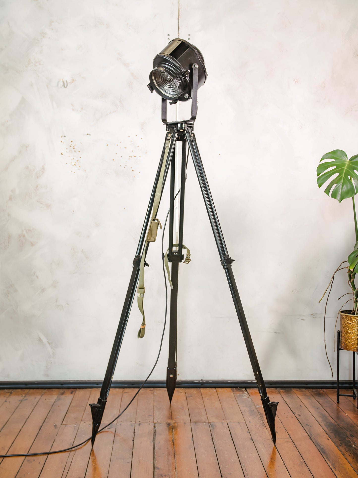 1950s Black A.E. Cremer Paris Industrial Film Spotlight Floor lamp, Mounted on Wooden Surveying Tripod, French Antique Spotlight