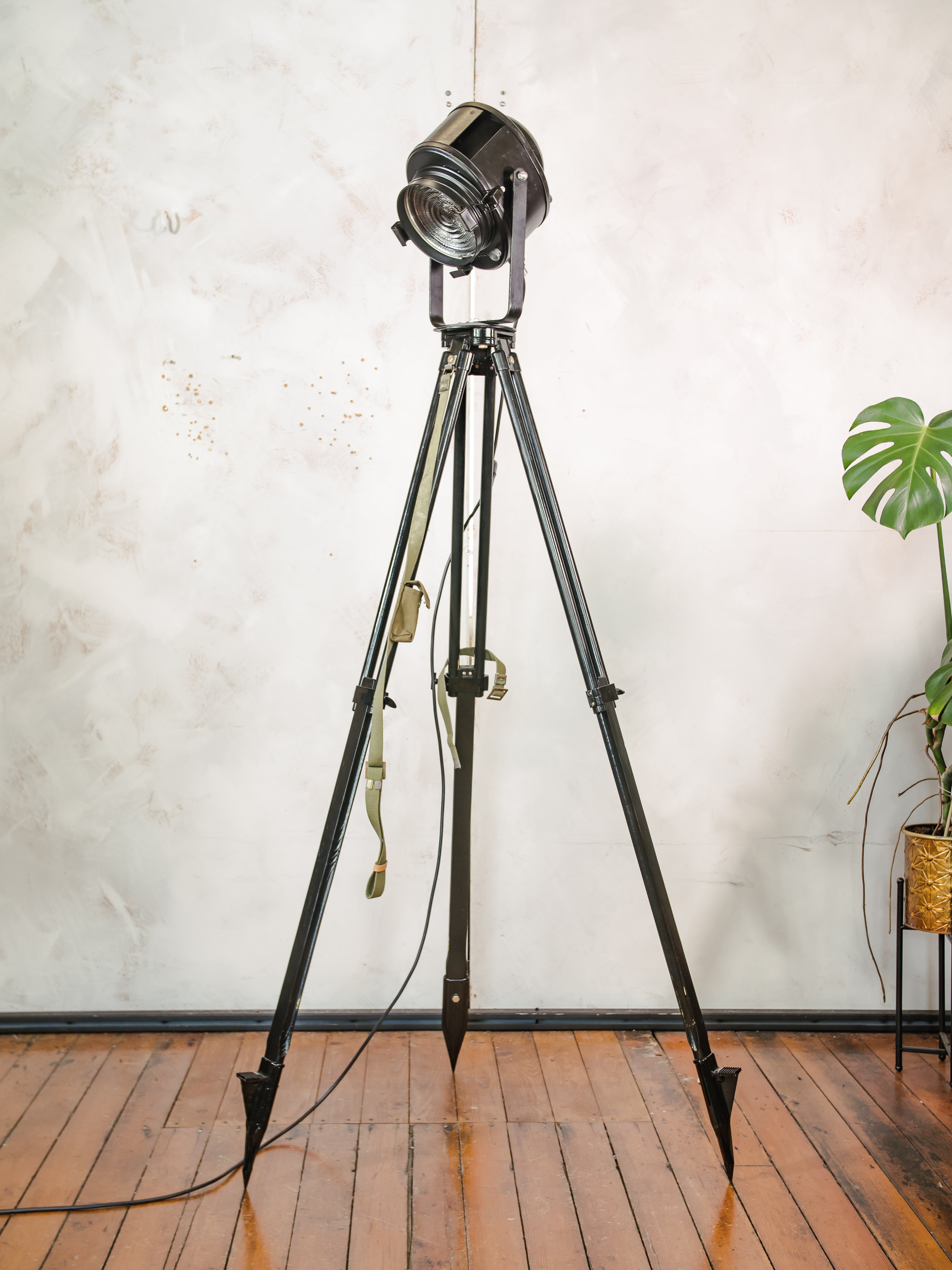 1950s Black A.E. Cremer Paris Industrial Film Spotlight Floor lamp, Mounted on Wooden Surveying Tripod, French Antique Spotlight