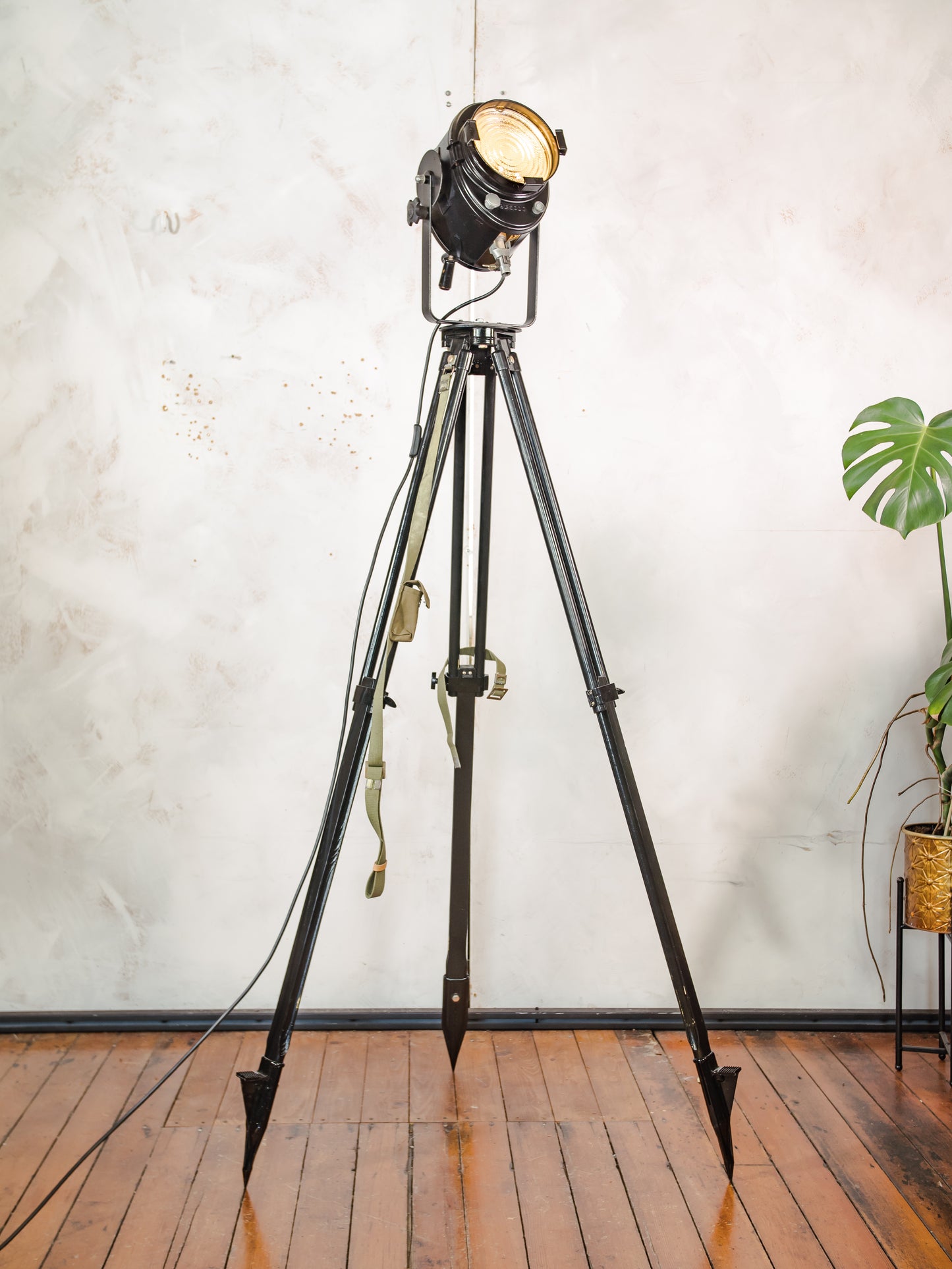 1950s Black A.E. Cremer Paris Industrial Film Spotlight Floor lamp, Mounted on Wooden Surveying Tripod, French Antique Spotlight
