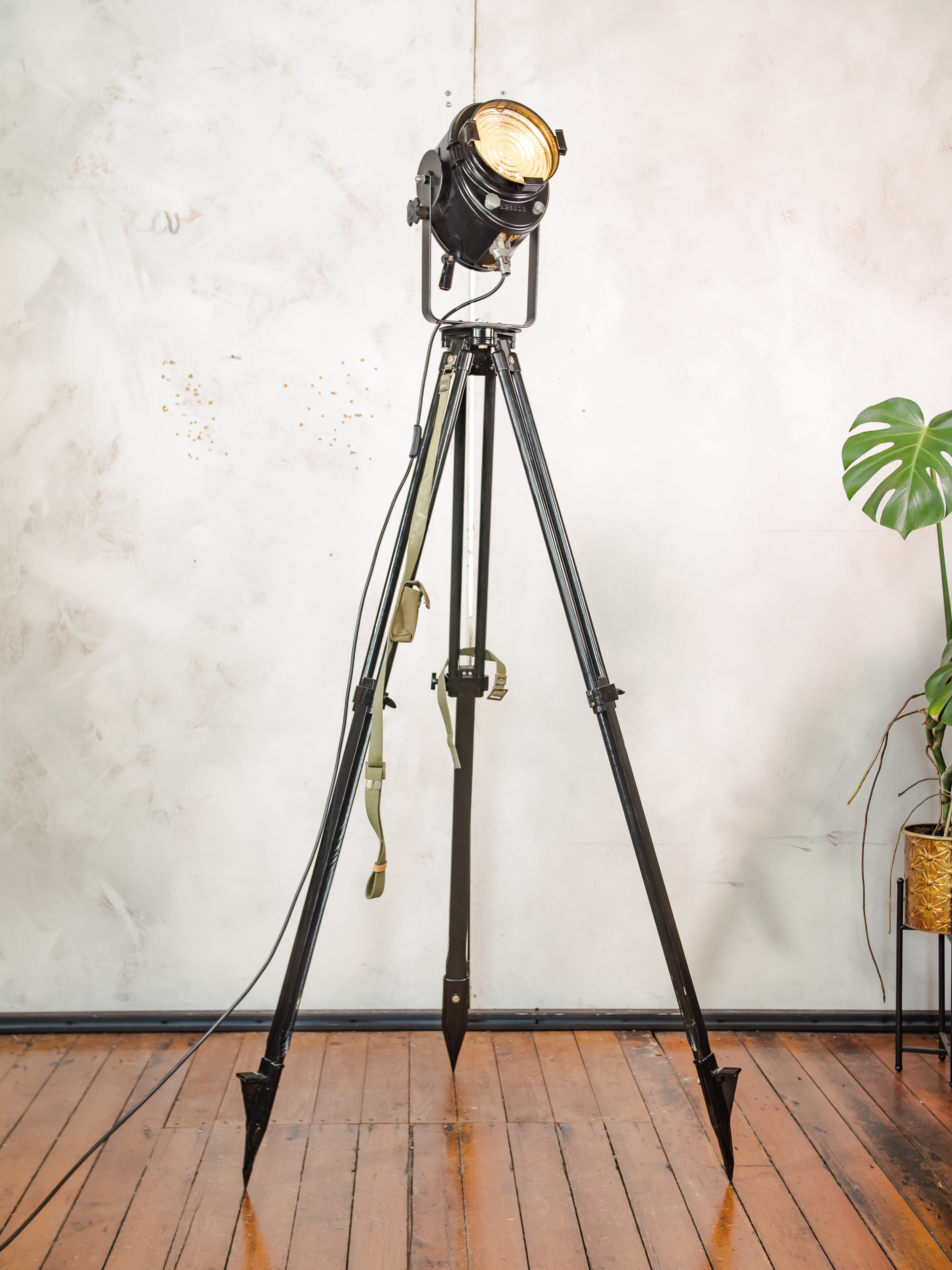 1950s Black A.E. Cremer Paris Industrial Film Spotlight Floor lamp, Mounted on Wooden Surveying Tripod, French Antique Spotlight