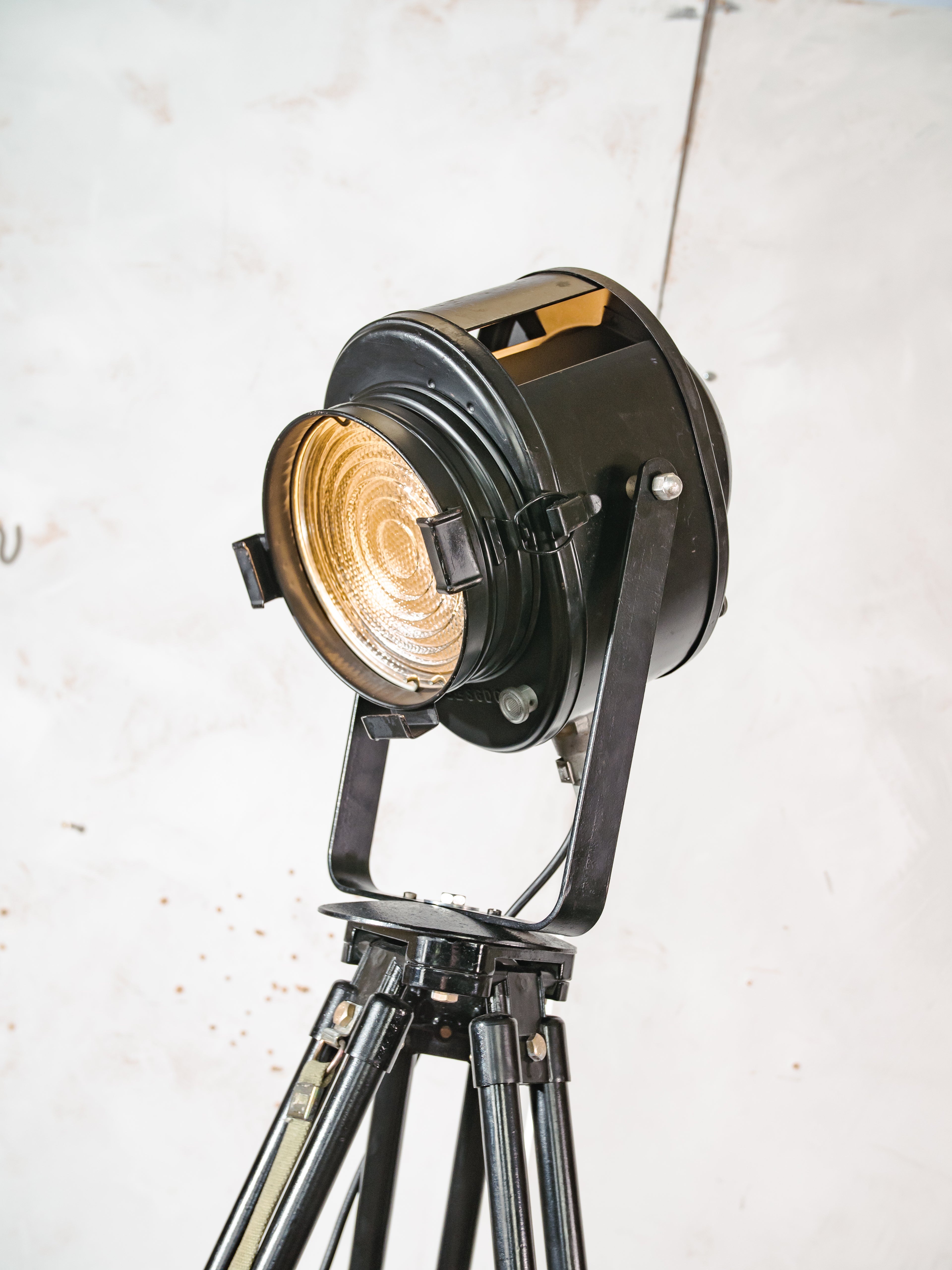 1950s Black A.E. Cremer Paris Industrial Film Spotlight Floor lamp, Mounted on Wooden Surveying Tripod, French Antique Spotlight