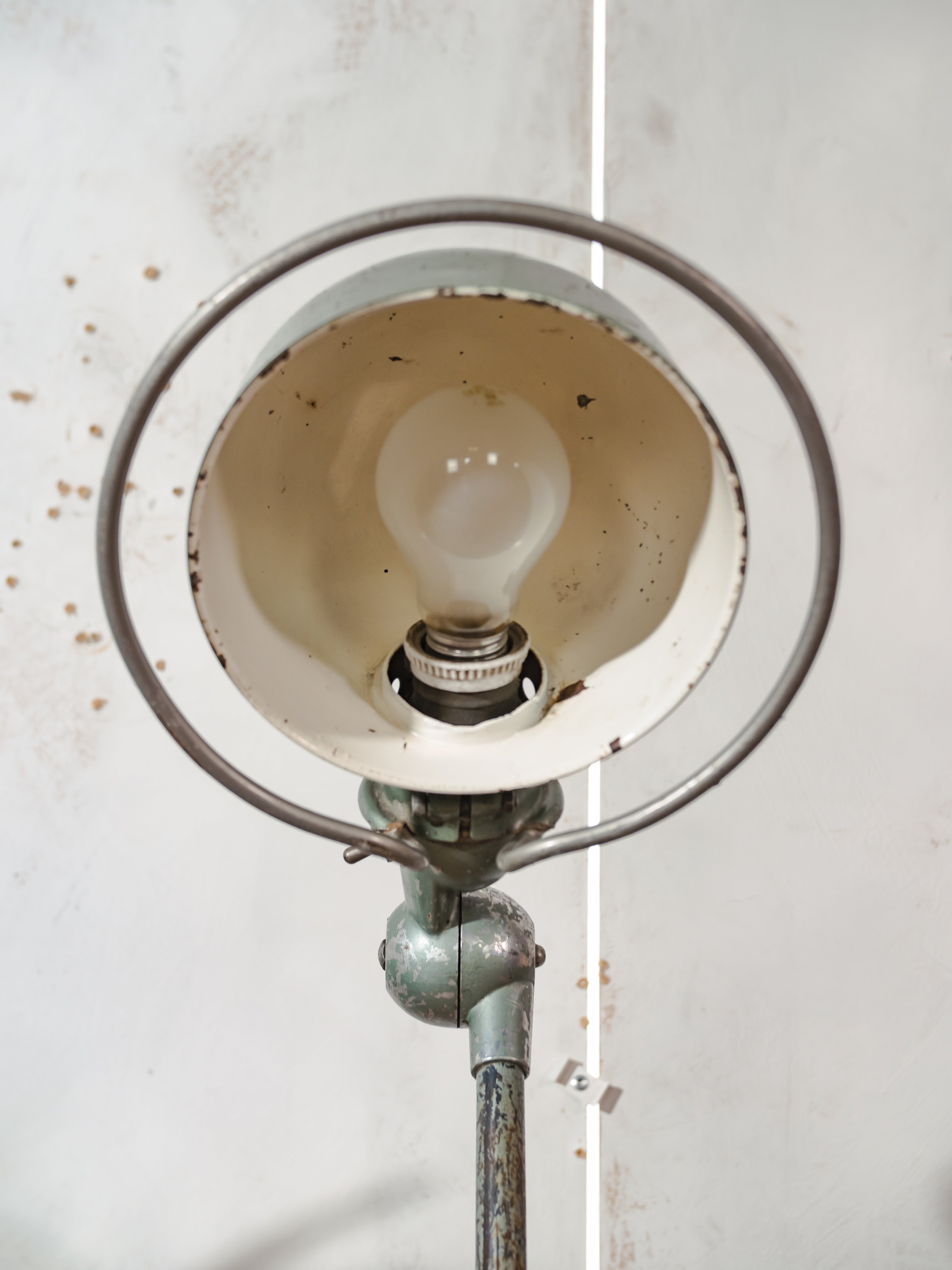 Jielde Vespa groen bureaulamp met één arm uit de jaren 50, vintage werkplaatslamp, Jieldé Franse designverlichting, mid-century tafel- en kantoorinrichting