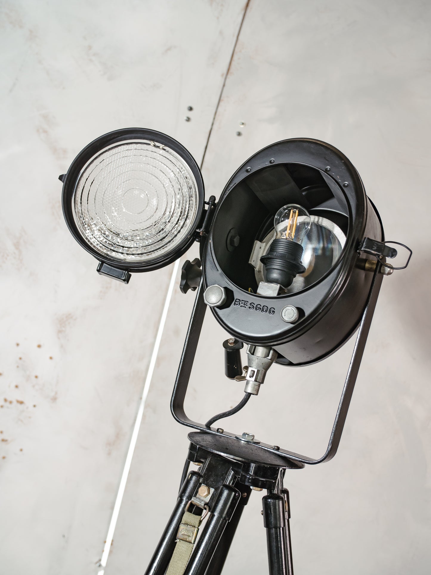 1950s Black A.E. Cremer Paris Industrial Film Spotlight Floor lamp, Mounted on Wooden Surveying Tripod, French Antique Spotlight