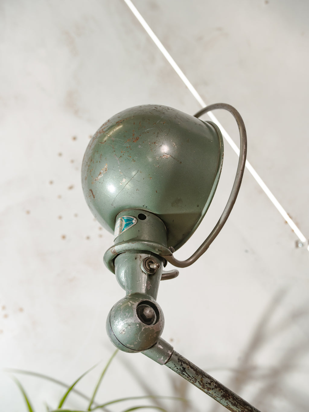 Jielde Vespa groen bureaulamp met één arm uit de jaren 50, vintage werkplaatslamp, Jieldé Franse designverlichting, mid-century tafel- en kantoorinrichting