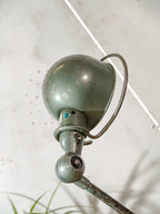 Jielde Vespa groen bureaulamp met één arm uit de jaren 50, vintage werkplaatslamp, Jieldé Franse designverlichting, mid-century tafel- en kantoorinrichting