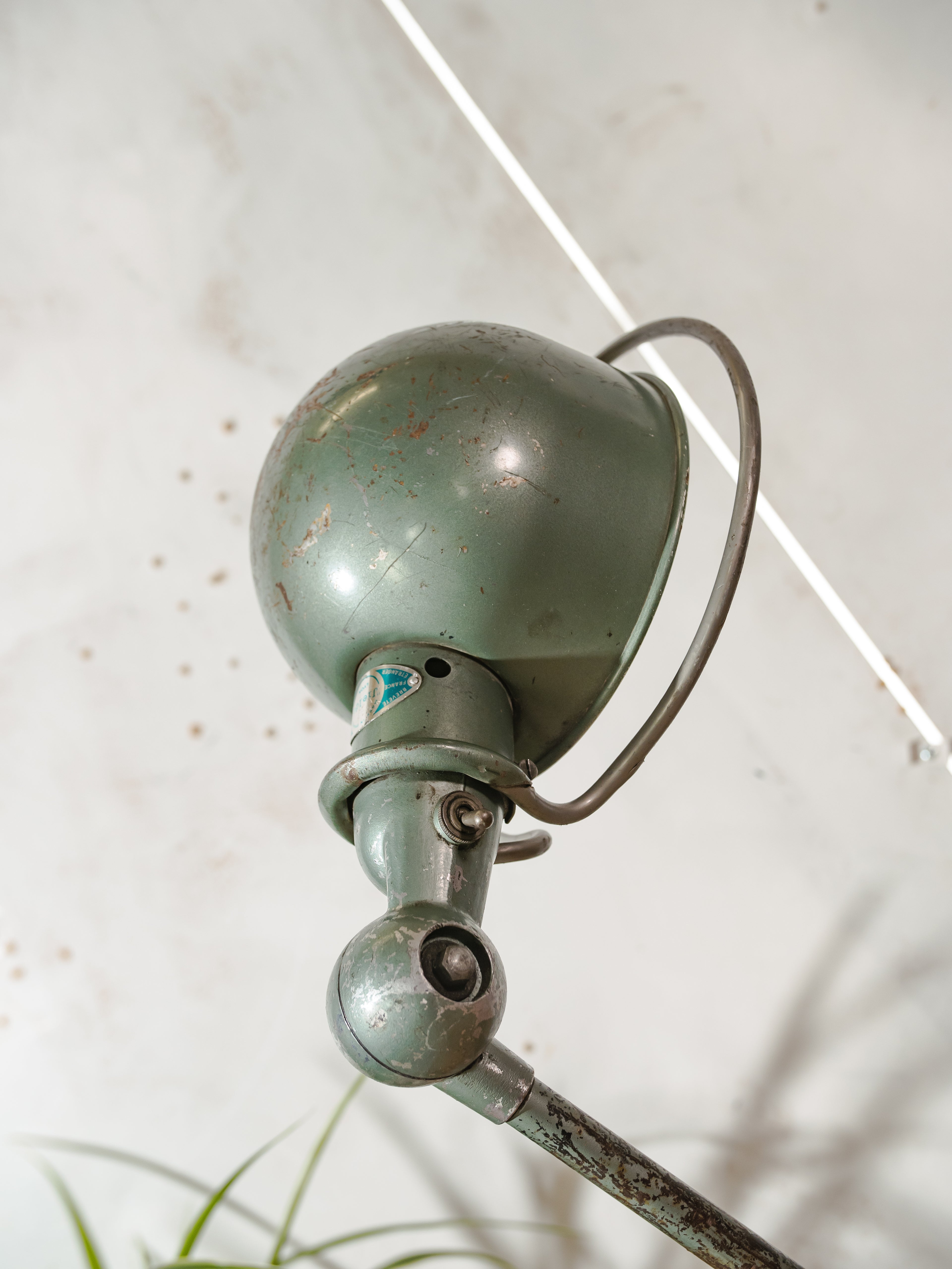 Jielde Vespa groen bureaulamp met één arm uit de jaren 50, vintage werkplaatslamp, Jieldé Franse designverlichting, mid-century tafel- en kantoorinrichting
