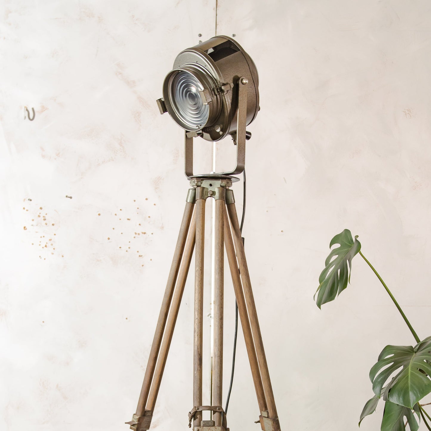 A.E. Cremer Paris Industrial Theater Floor lamp, Brown 1950s Film Projector on Wooden Survey Tripod, Loft lighting, French Antique Spotlight