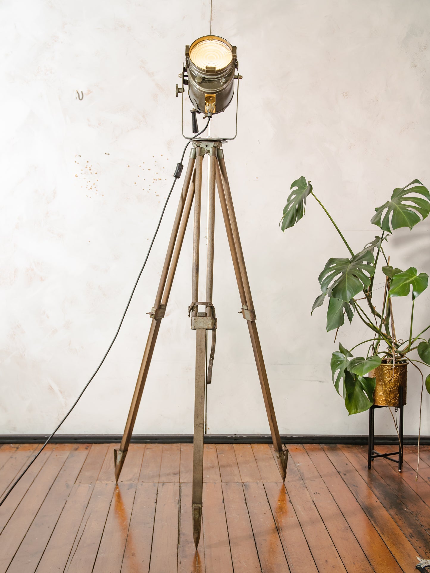 A.E. Cremer Paris Industrial Theater Floor lamp, Brown 1950s Film Projector on Wooden Survey Tripod, Loft lighting, French Antique Spotlight