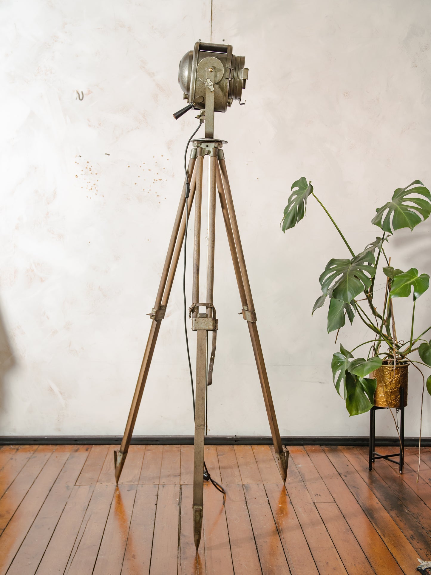 A.E. Cremer Paris Industrial Theater Floor lamp, Brown 1950s Film Projector on Wooden Survey Tripod, Loft lighting, French Antique Spotlight