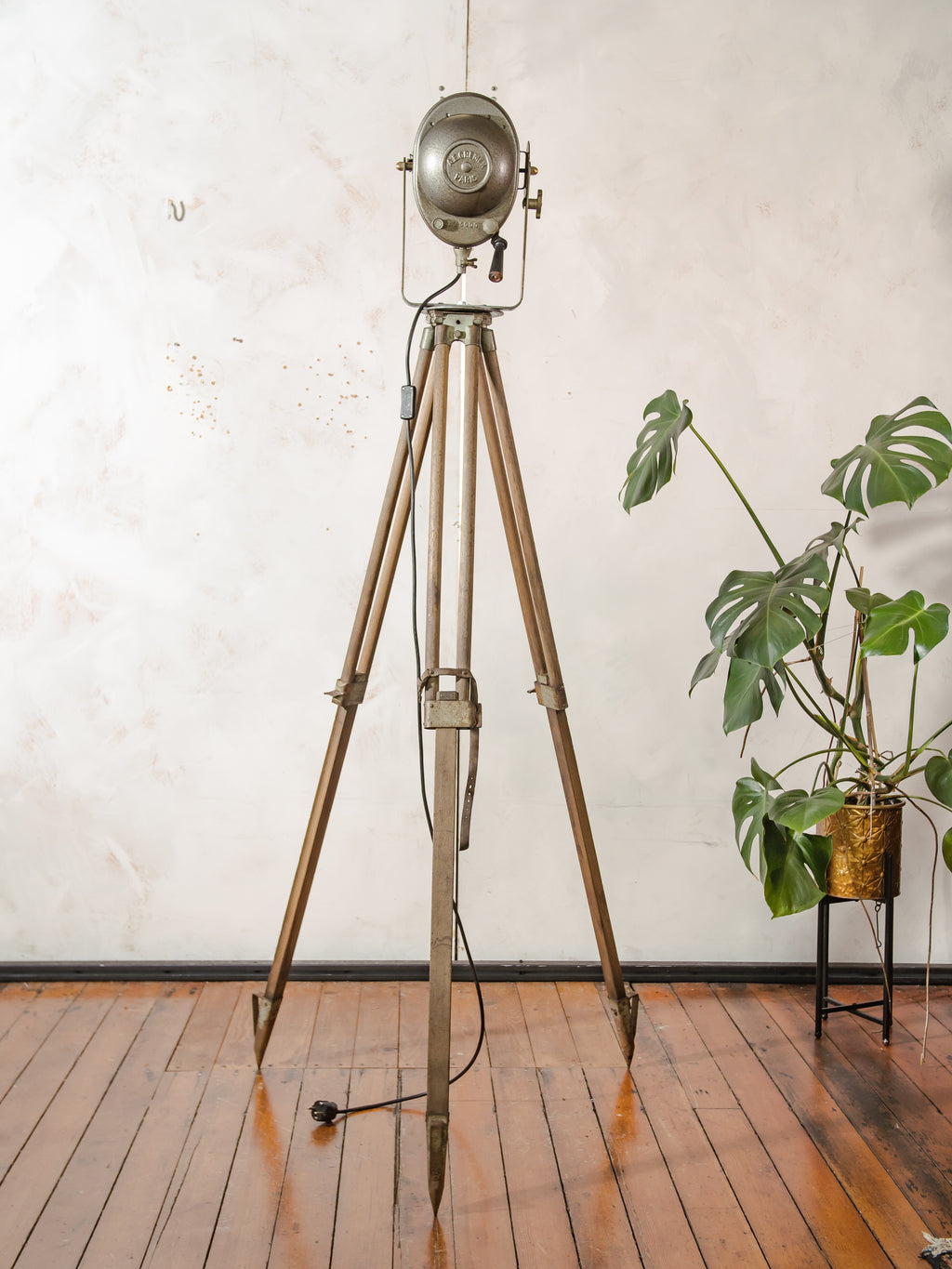 A.E. Cremer Paris Industrial Theater Floor lamp, Brown 1950s Film Projector on Wooden Survey Tripod, Loft lighting, French Antique Spotlight