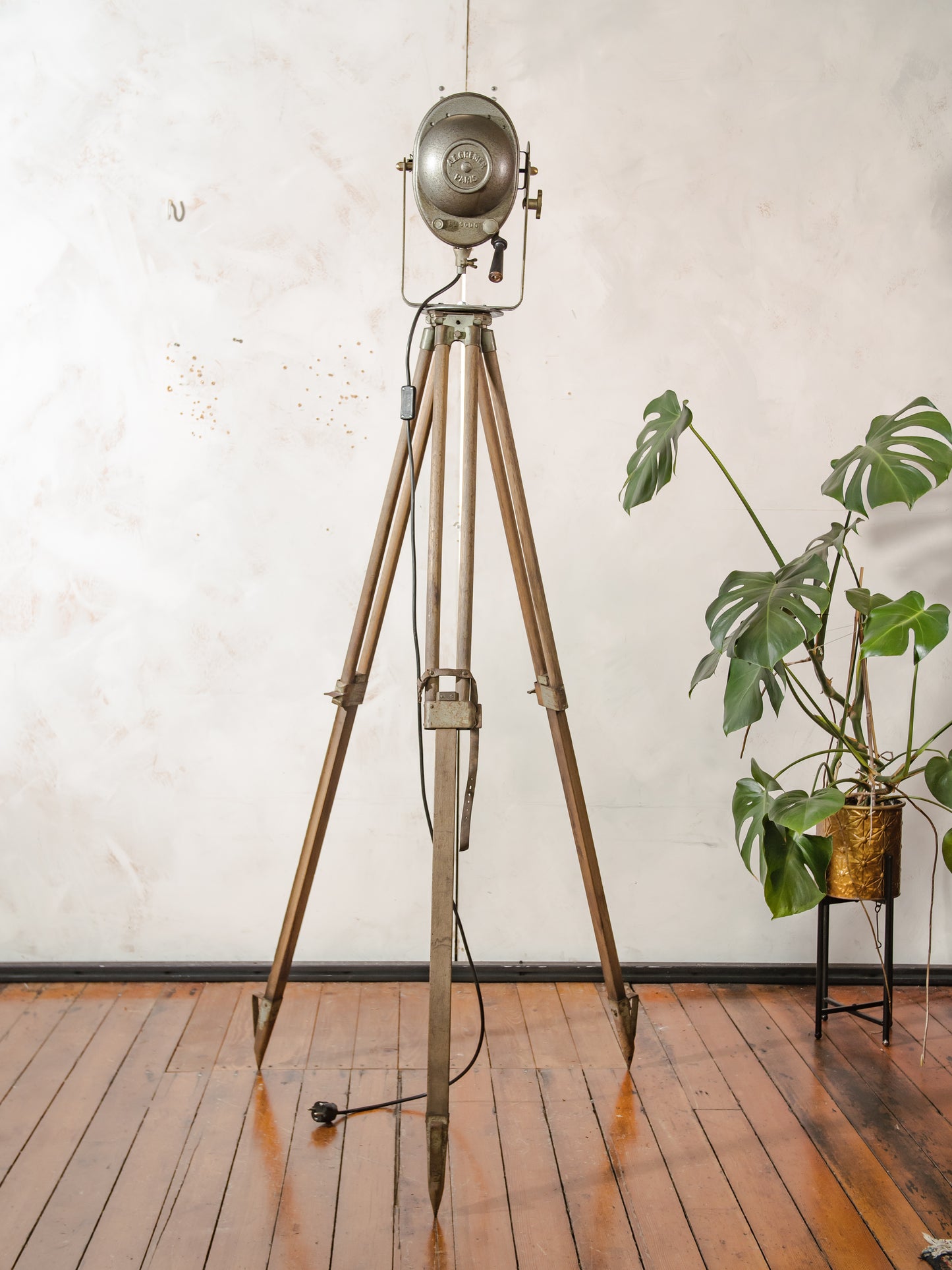A.E. Cremer Paris Industrial Theater Floor lamp, Brown 1950s Film Projector on Wooden Survey Tripod, Loft lighting, French Antique Spotlight