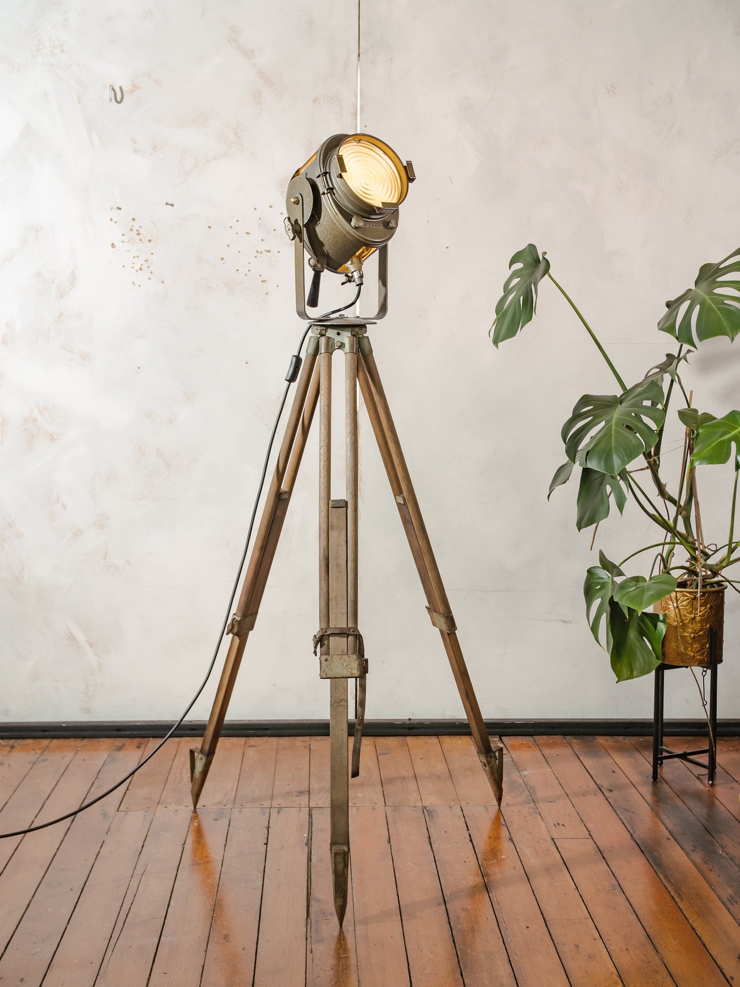 A.E. Cremer Paris Industrial Theater Floor lamp, Brown 1950s Film Projector on Wooden Survey Tripod, Loft lighting, French Antique Spotlight