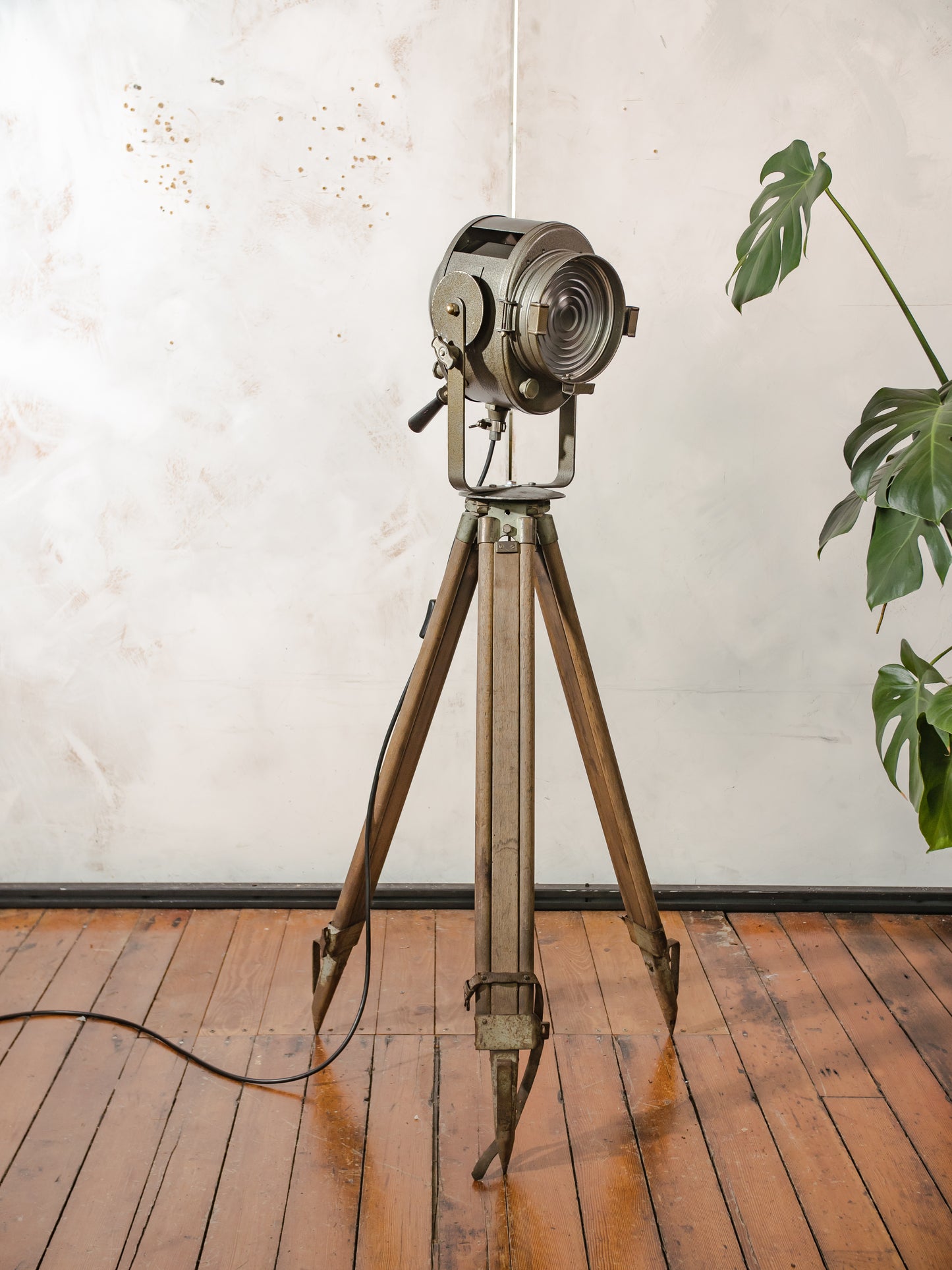A.E. Cremer Paris Industrial Theater Floor lamp, Brown 1950s Film Projector on Wooden Survey Tripod, Loft lighting, French Antique Spotlight