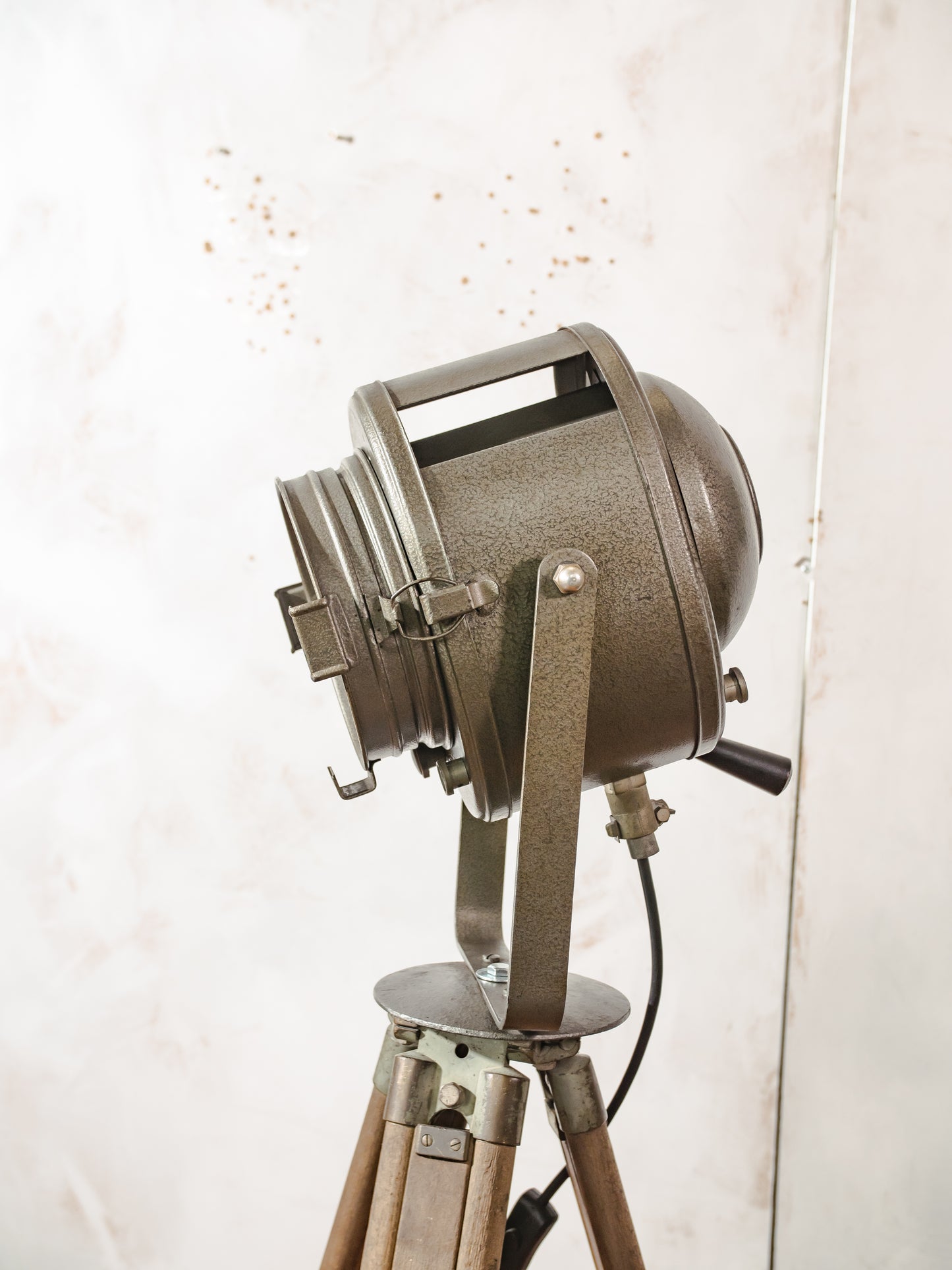 A.E. Cremer Paris Industrial Theater Floor lamp, Brown 1950s Film Projector on Wooden Survey Tripod, Loft lighting, French Antique Spotlight