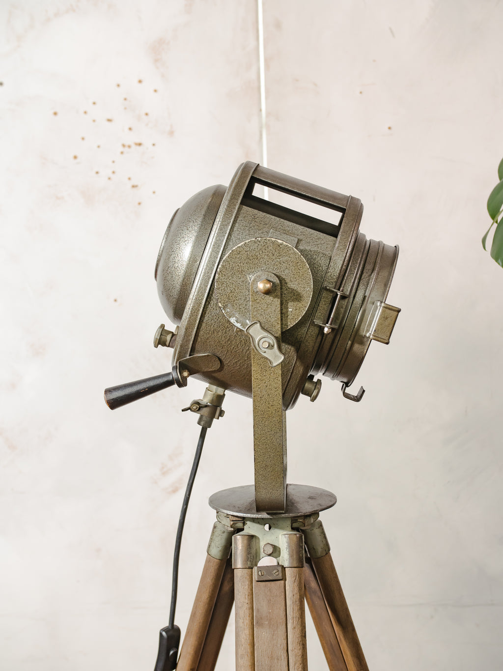A.E. Cremer Paris Industrial Theater Floor lamp, Brown 1950s Film Projector on Wooden Survey Tripod, Loft lighting, French Antique Spotlight