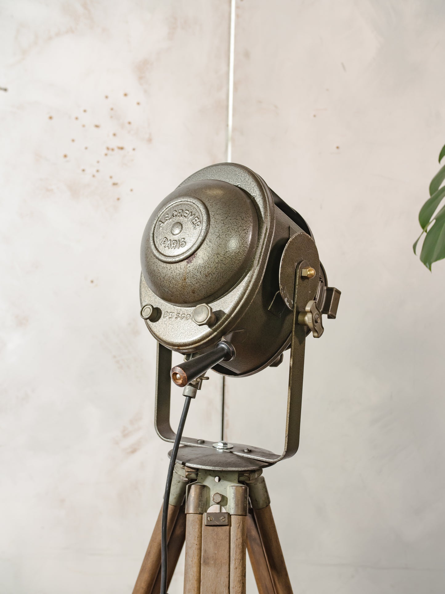A.E. Cremer Paris Industrial Theater Floor lamp, Brown 1950s Film Projector on Wooden Survey Tripod, Loft lighting, French Antique Spotlight