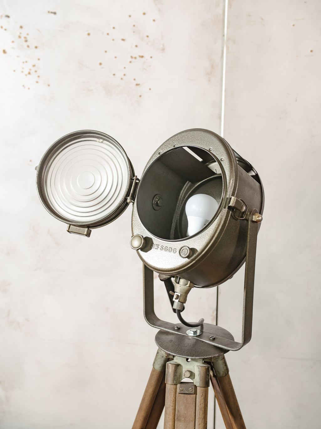 A.E. Cremer Paris Industrial Theater Floor lamp, Brown 1950s Film Projector on Wooden Survey Tripod, Loft lighting, French Antique Spotlight