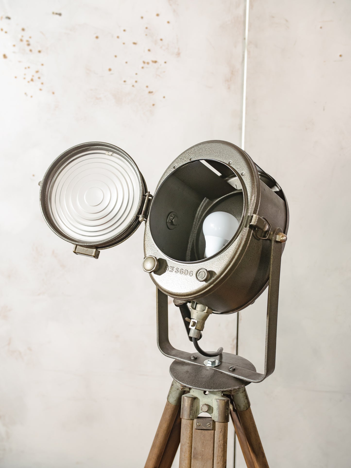 A.E. Cremer Paris Industrial Theater Floor lamp, Brown 1950s Film Projector on Wooden Survey Tripod, Loft lighting, French Antique Spotlight