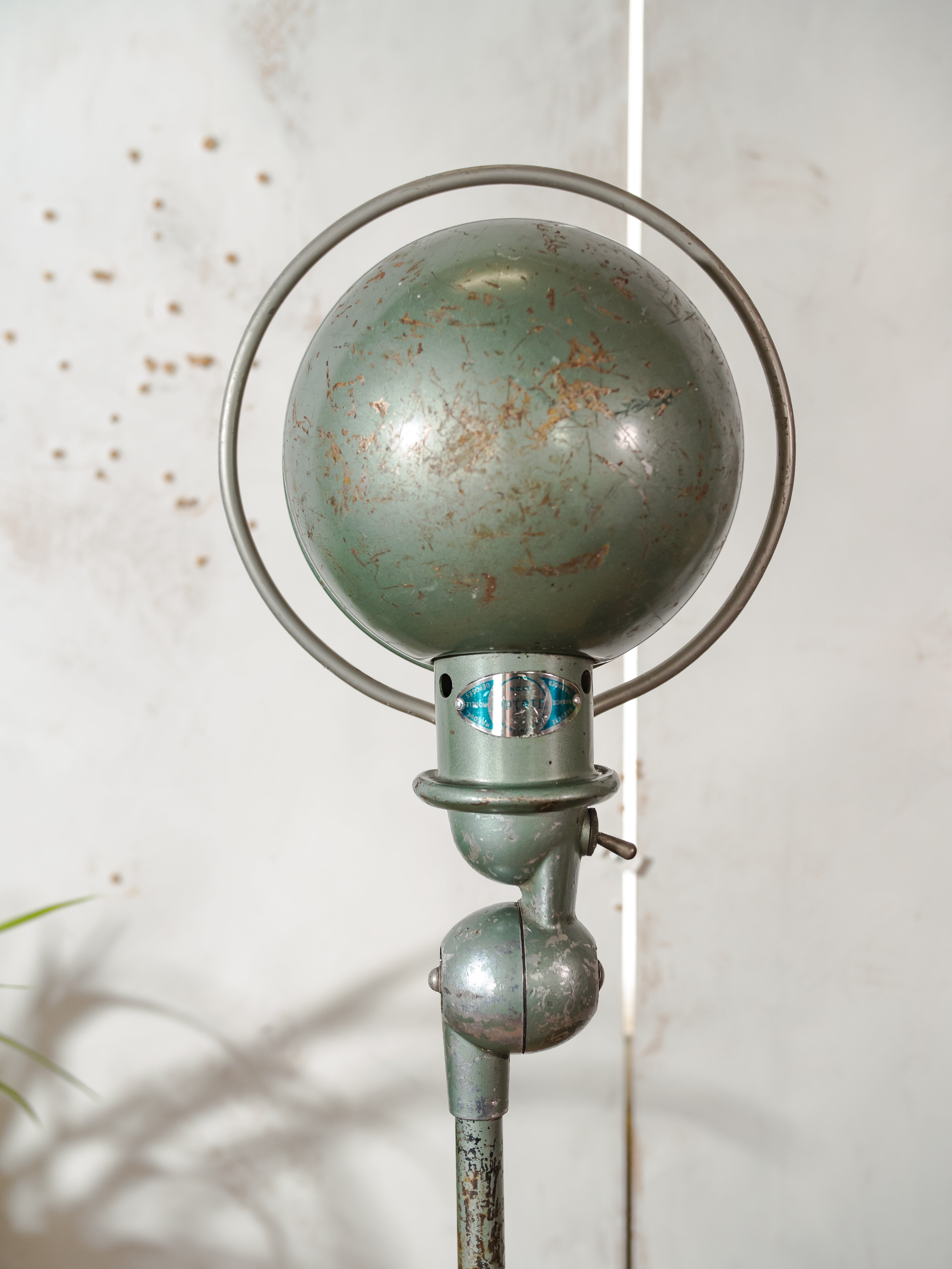 Jielde Vespa groen bureaulamp met één arm uit de jaren 50, vintage werkplaatslamp, Jieldé Franse designverlichting, mid-century tafel- en kantoorinrichting