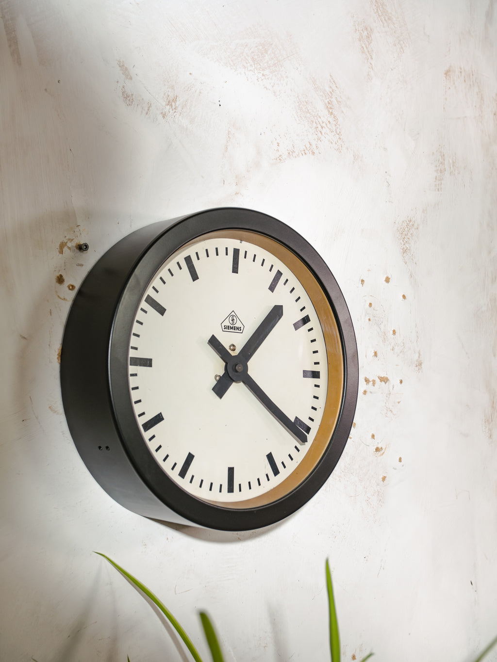 1930s Factory Wall Clock by Siemens, Ø30 CM diameter, Satin Black Industrial Station Slaveclock, Original 24V mechanism with Pulse generator