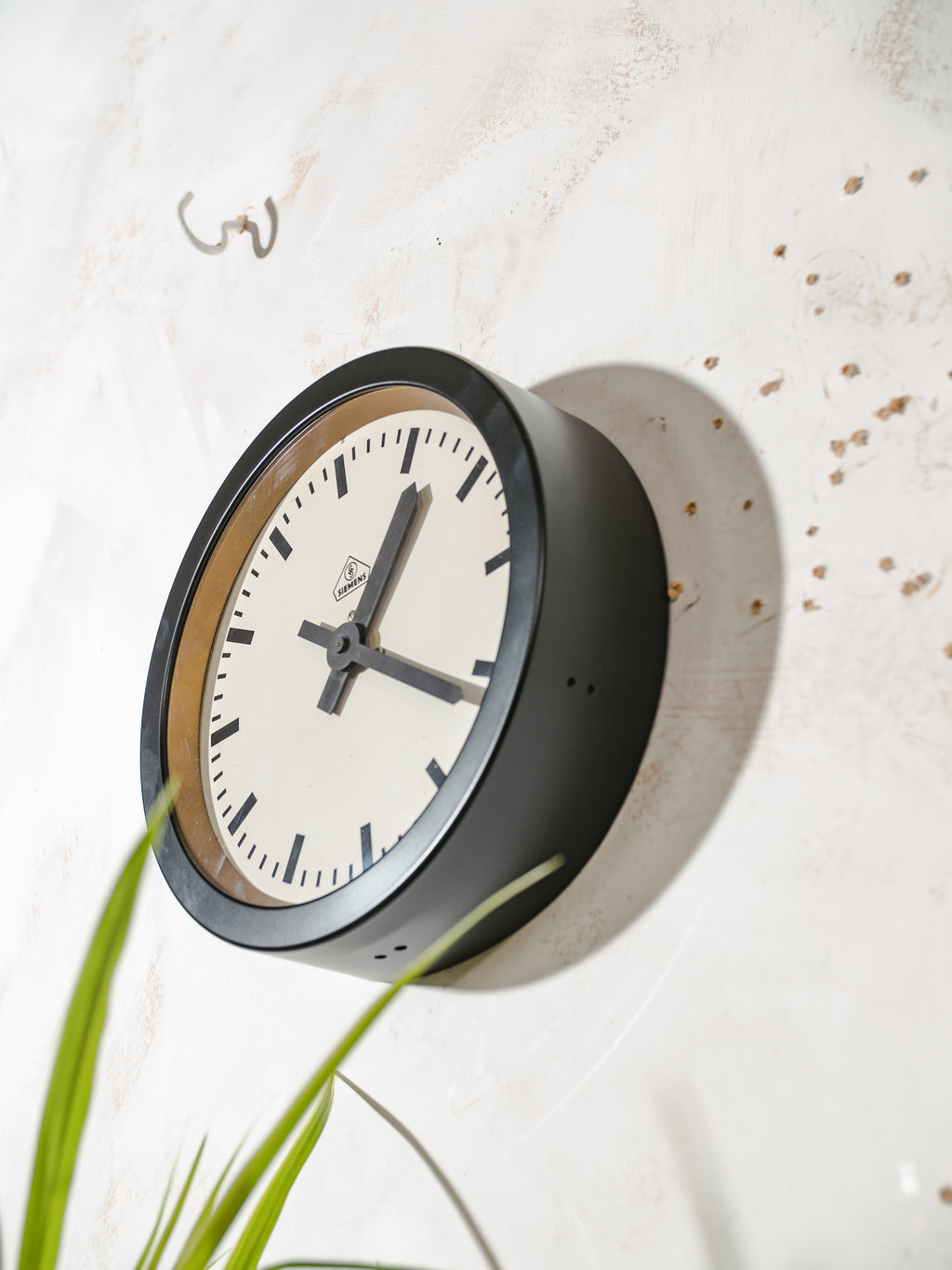 1930s Factory Wall Clock by Siemens, Ø30 CM diameter, Satin Black Industrial Station Slaveclock, Original 24V mechanism with Pulse generator