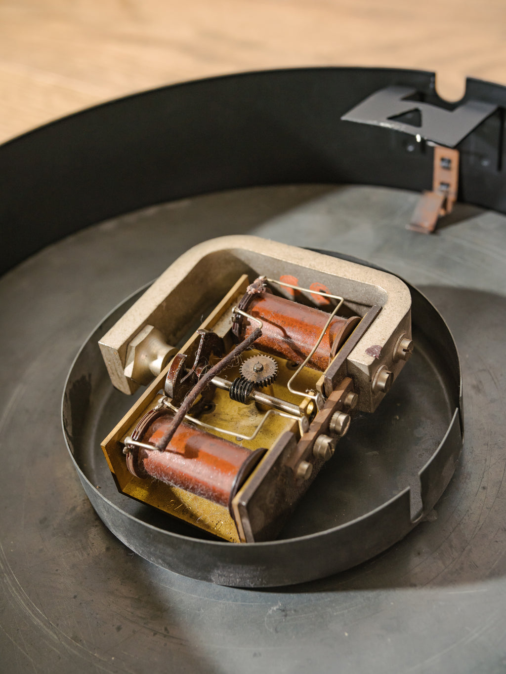 1930s Factory Wall Clock by Siemens, Ø30 CM diameter, Satin Black Industrial Station Slaveclock, Original 24V mechanism with Pulse generator