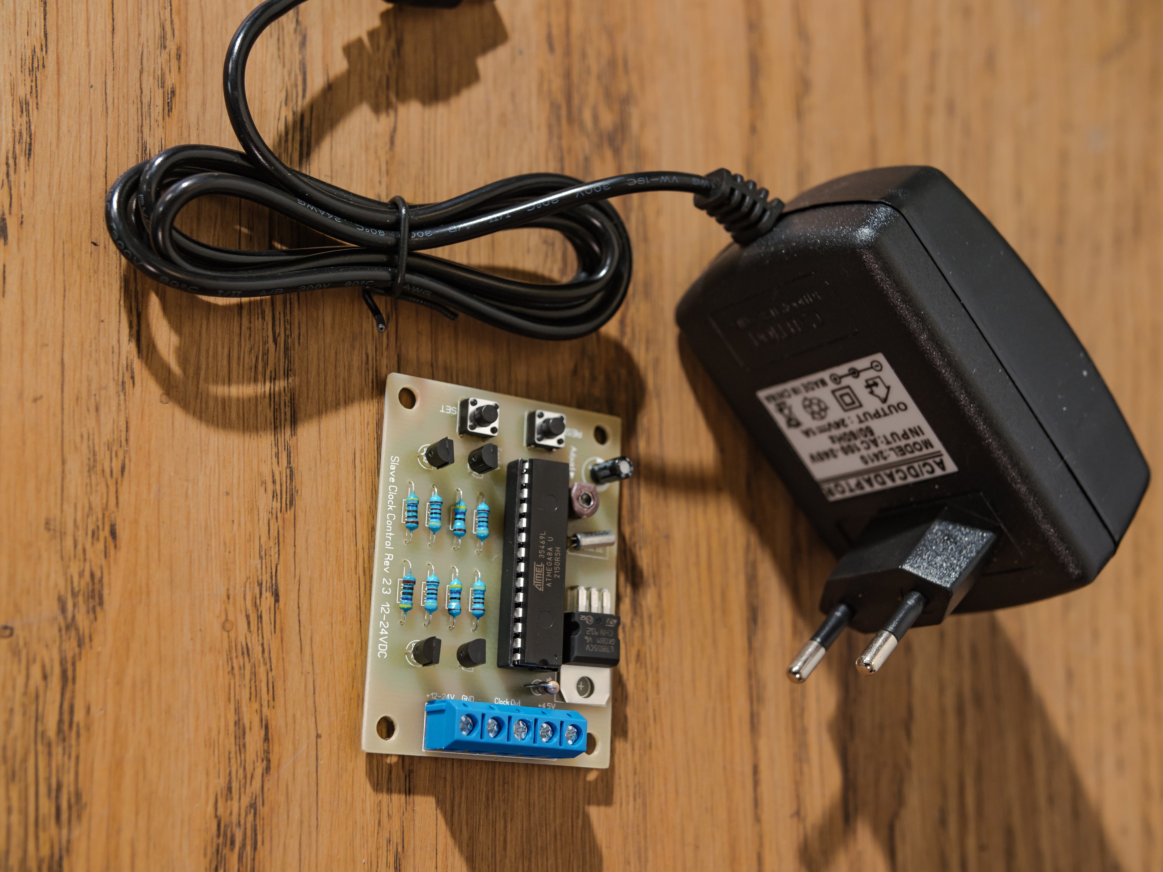 1930s Factory Wall Clock by Siemens, Ø30 CM diameter, Satin Black Industrial Station Slaveclock, Original 24V mechanism with Pulse generator