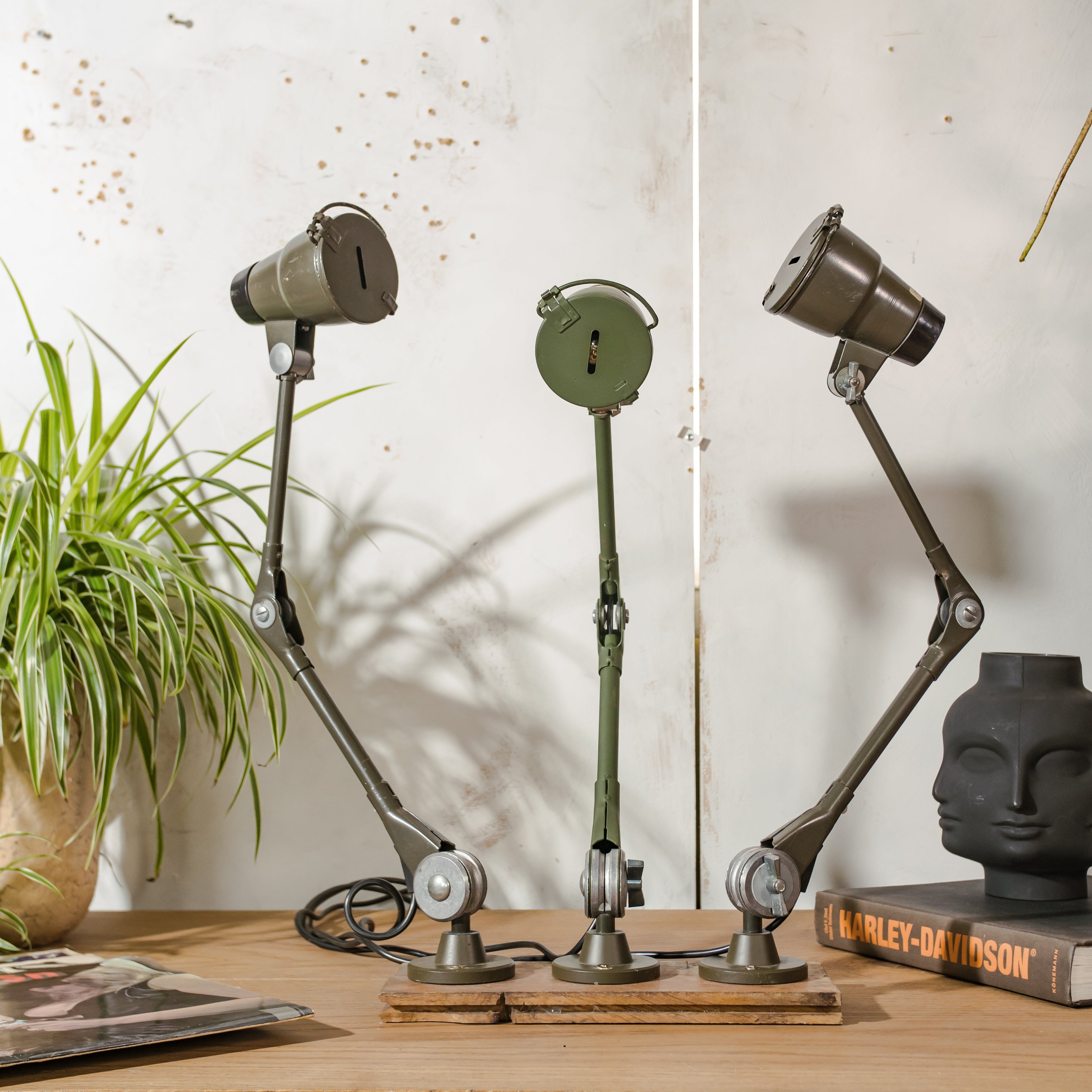 Vintage Ernst Rademacher Bundeswehr lamp, industriële militaire bureaulamp uit de jaren 50, verstelbare wandlamp, lamp van gerecycled Duits legervoertuig