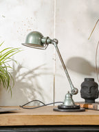Jielde Vespa groen bureaulamp met één arm uit de jaren 50, vintage werkplaatslamp, Jieldé Franse designverlichting, mid-century tafel- en kantoorinrichting
