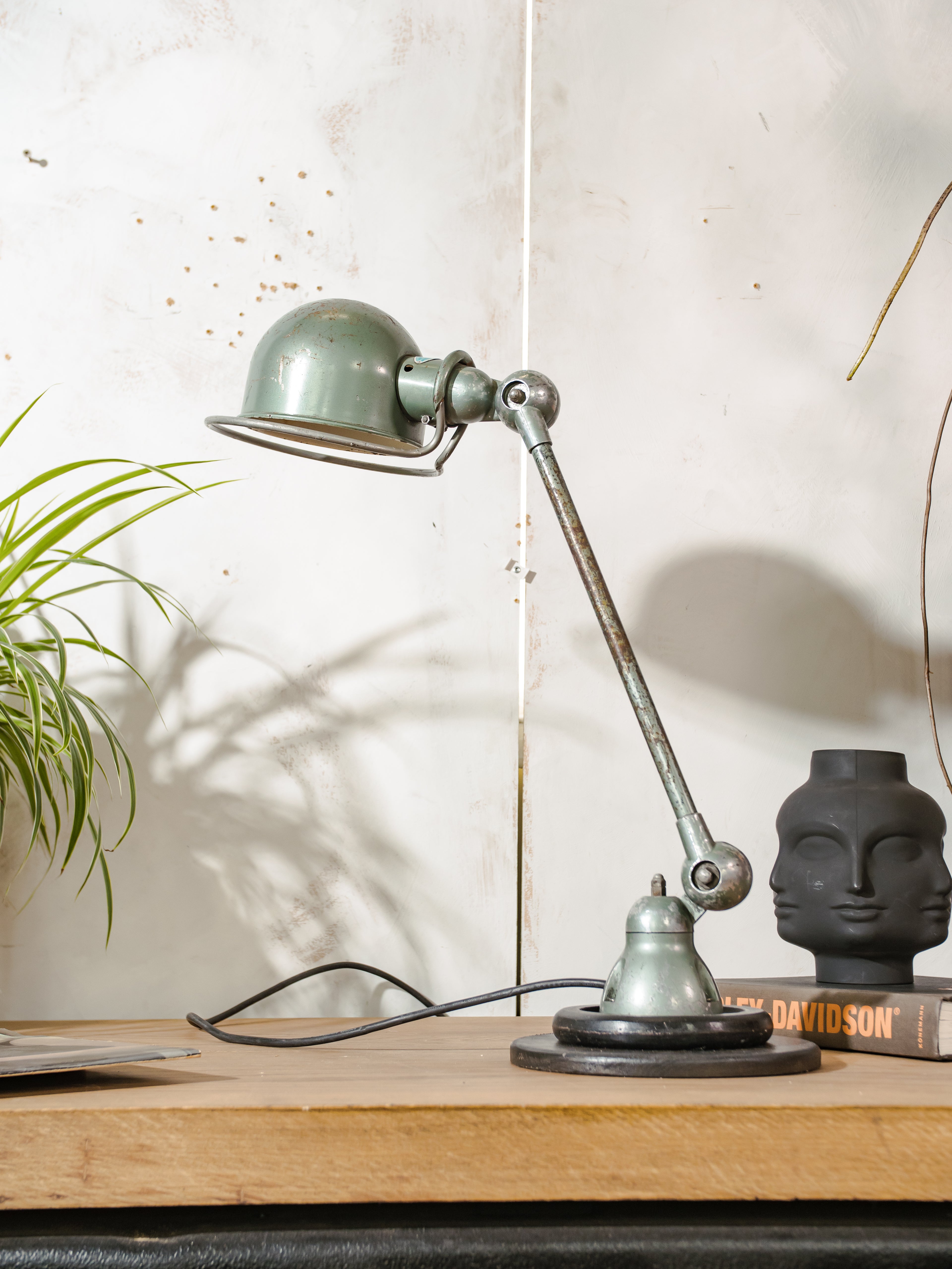 Jielde Vespa groen bureaulamp met één arm uit de jaren 50, vintage werkplaatslamp, Jieldé Franse designverlichting, mid-century tafel- en kantoorinrichting