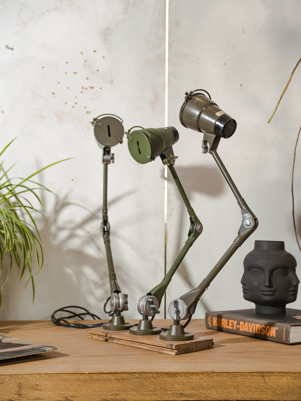 Vintage Ernst Rademacher Bundeswehr lamp, industriële militaire bureaulamp uit de jaren 50, verstelbare wandlamp, lamp van gerecycled Duits legervoertuig