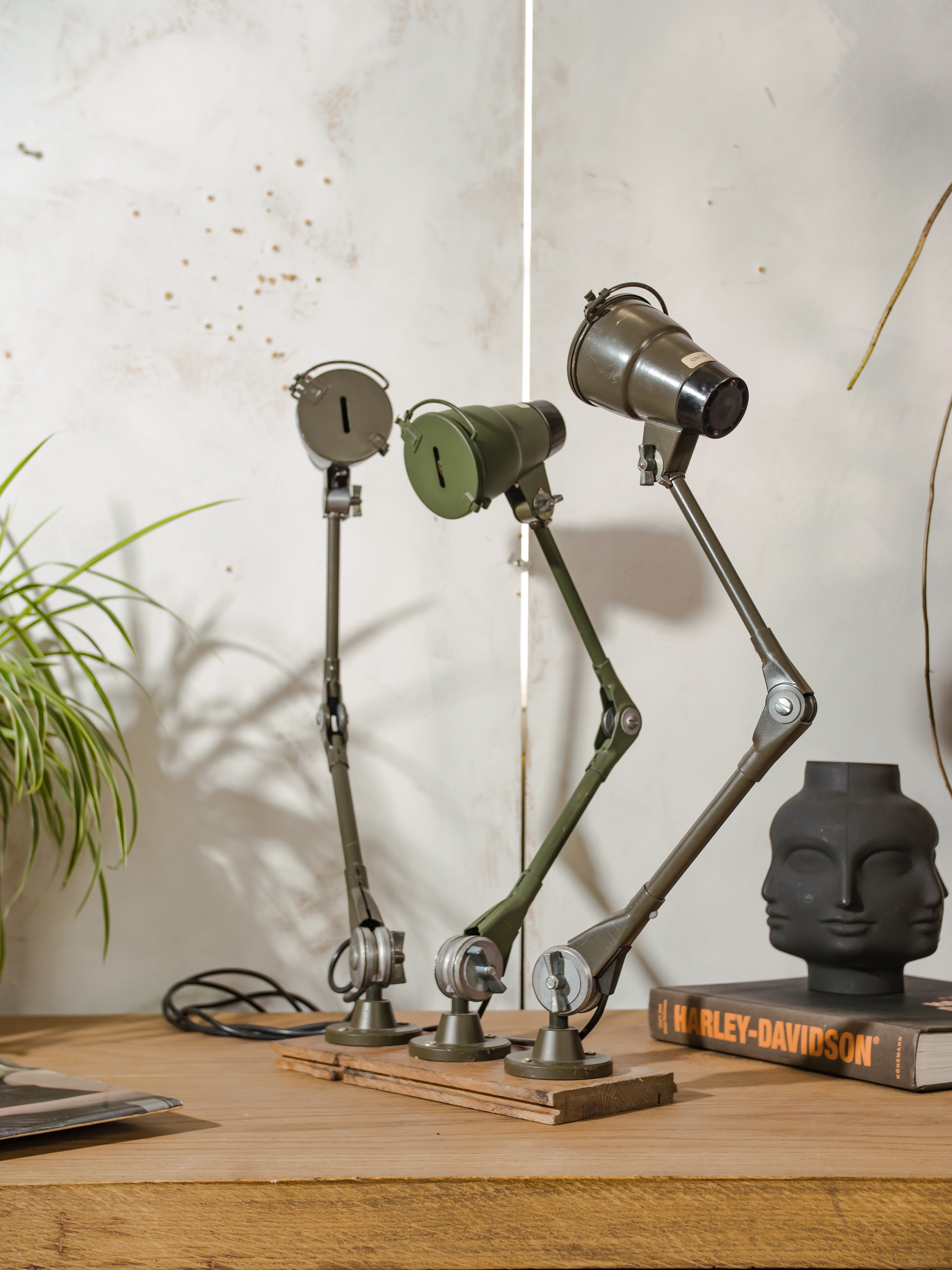 Vintage Ernst Rademacher Bundeswehr lamp, industriële militaire bureaulamp uit de jaren 50, verstelbare wandlamp, lamp van gerecycled Duits legervoertuig