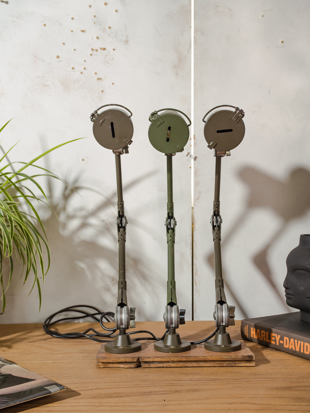 Vintage Ernst Rademacher Bundeswehr lamp, industriële militaire bureaulamp uit de jaren 50, verstelbare wandlamp, lamp van gerecycled Duits legervoertuig