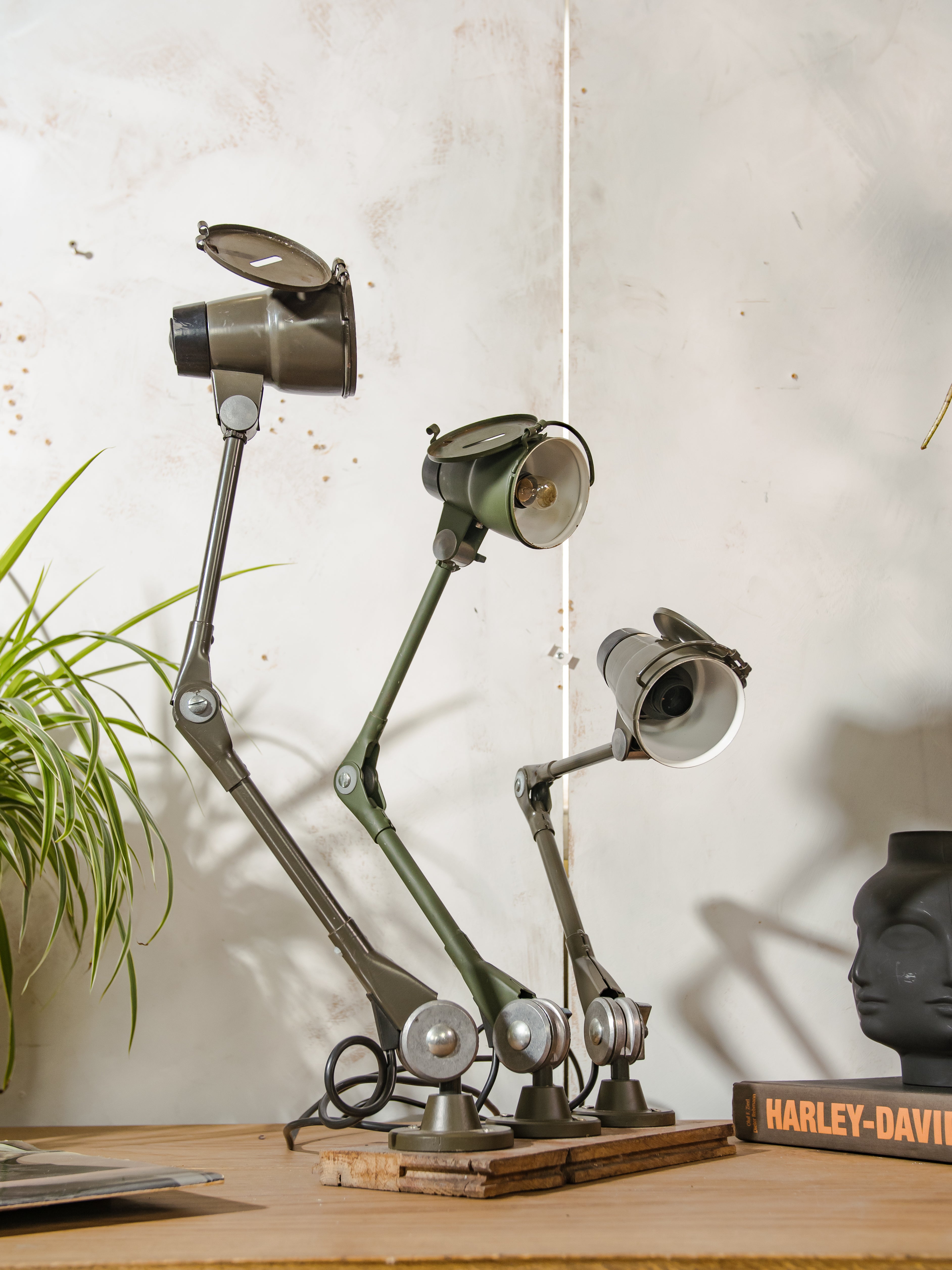 Vintage Ernst Rademacher Bundeswehr lamp, industriële militaire bureaulamp uit de jaren 50, verstelbare wandlamp, lamp van gerecycled Duits legervoertuig
