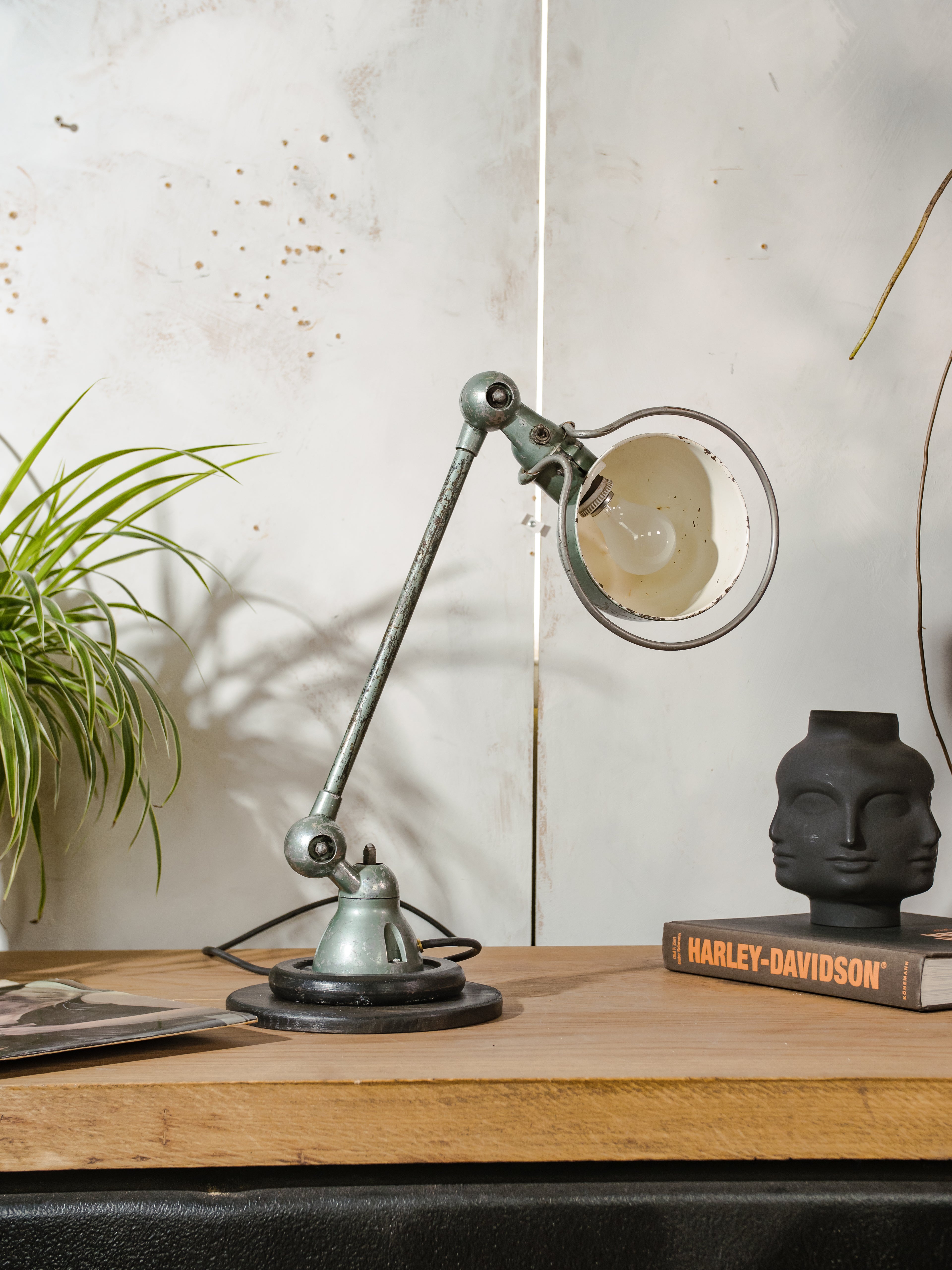 Jielde Vespa groen bureaulamp met één arm uit de jaren 50, vintage werkplaatslamp, Jieldé Franse designverlichting, mid-century tafel- en kantoorinrichting