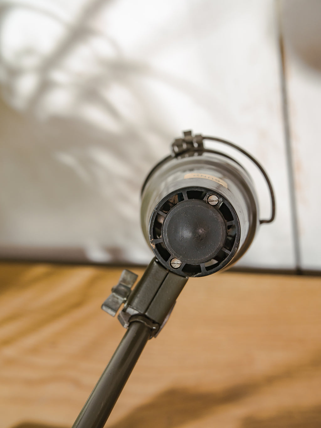 Vintage Ernst Rademacher Bundeswehr lamp, industriële militaire bureaulamp uit de jaren 50, verstelbare wandlamp, lamp van gerecycled Duits legervoertuig