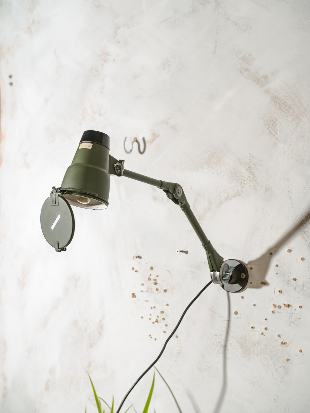 Vintage Ernst Rademacher Bundeswehr lamp, industriële militaire bureaulamp uit de jaren 50, verstelbare wandlamp, lamp van gerecycled Duits legervoertuig