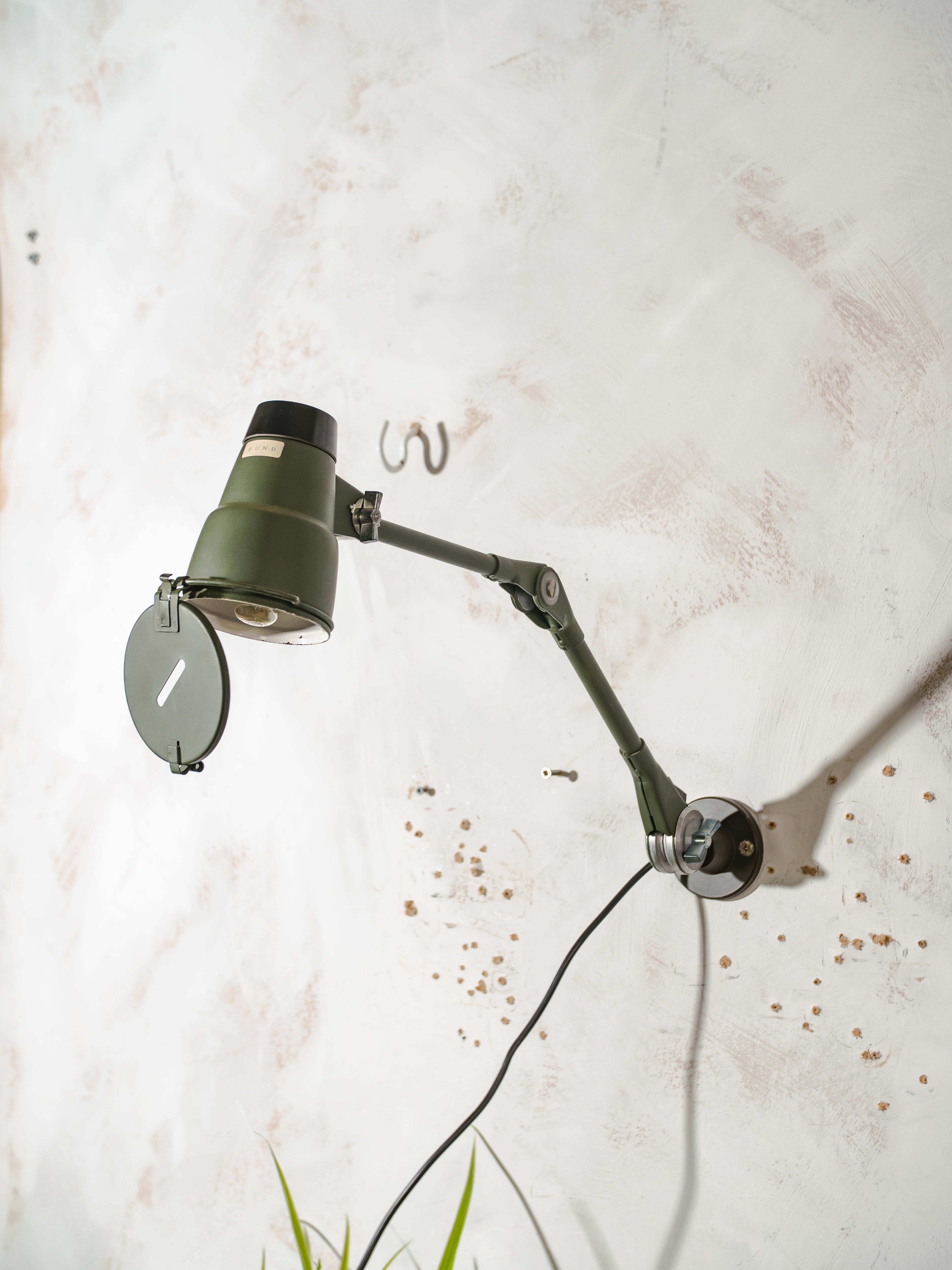 Vintage Ernst Rademacher Bundeswehr lamp, industriële militaire bureaulamp uit de jaren 50, verstelbare wandlamp, lamp van gerecycled Duits legervoertuig