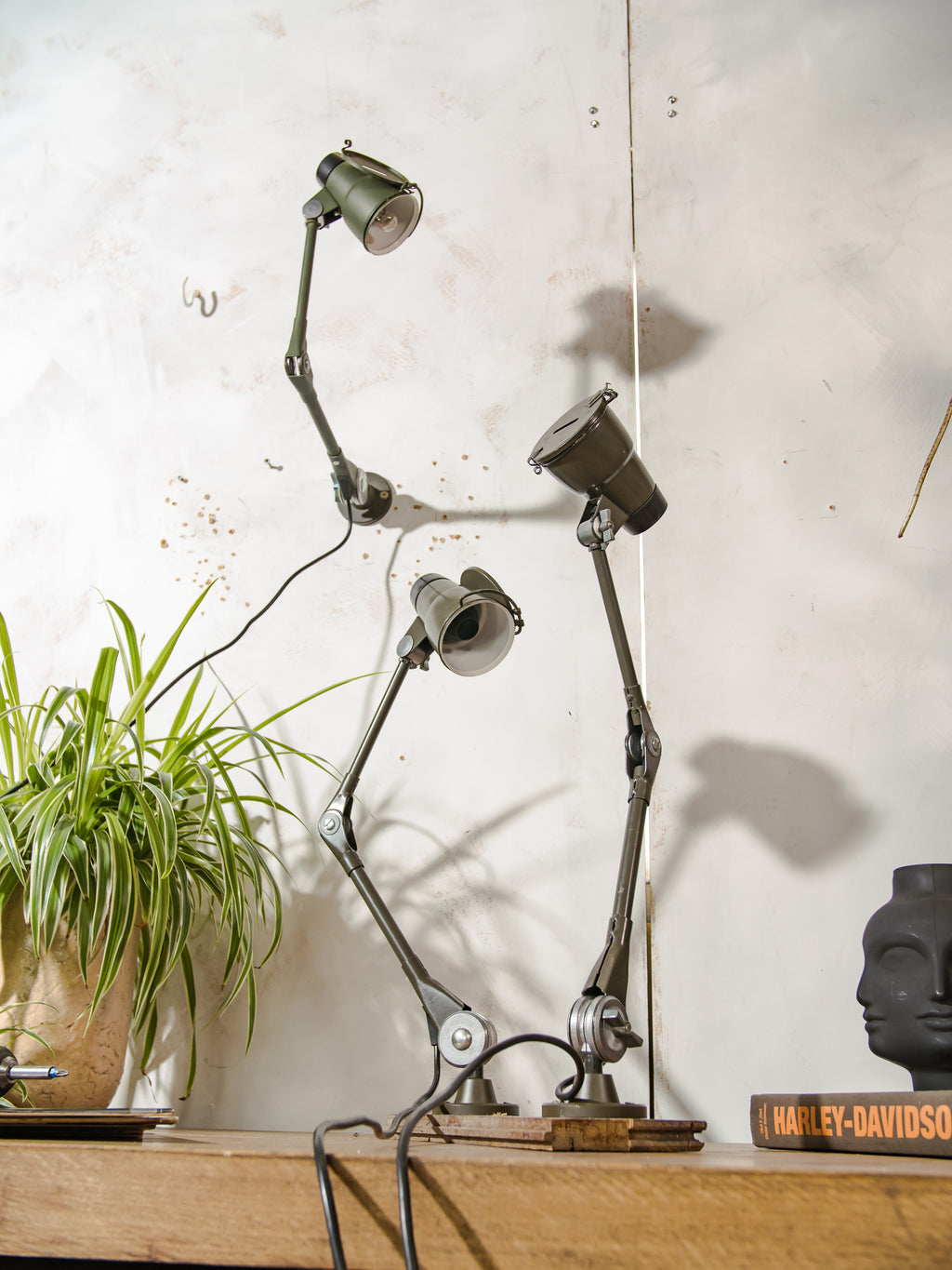 Vintage Ernst Rademacher Bundeswehr lamp, industriële militaire bureaulamp uit de jaren 50, verstelbare wandlamp, lamp van gerecycled Duits legervoertuig