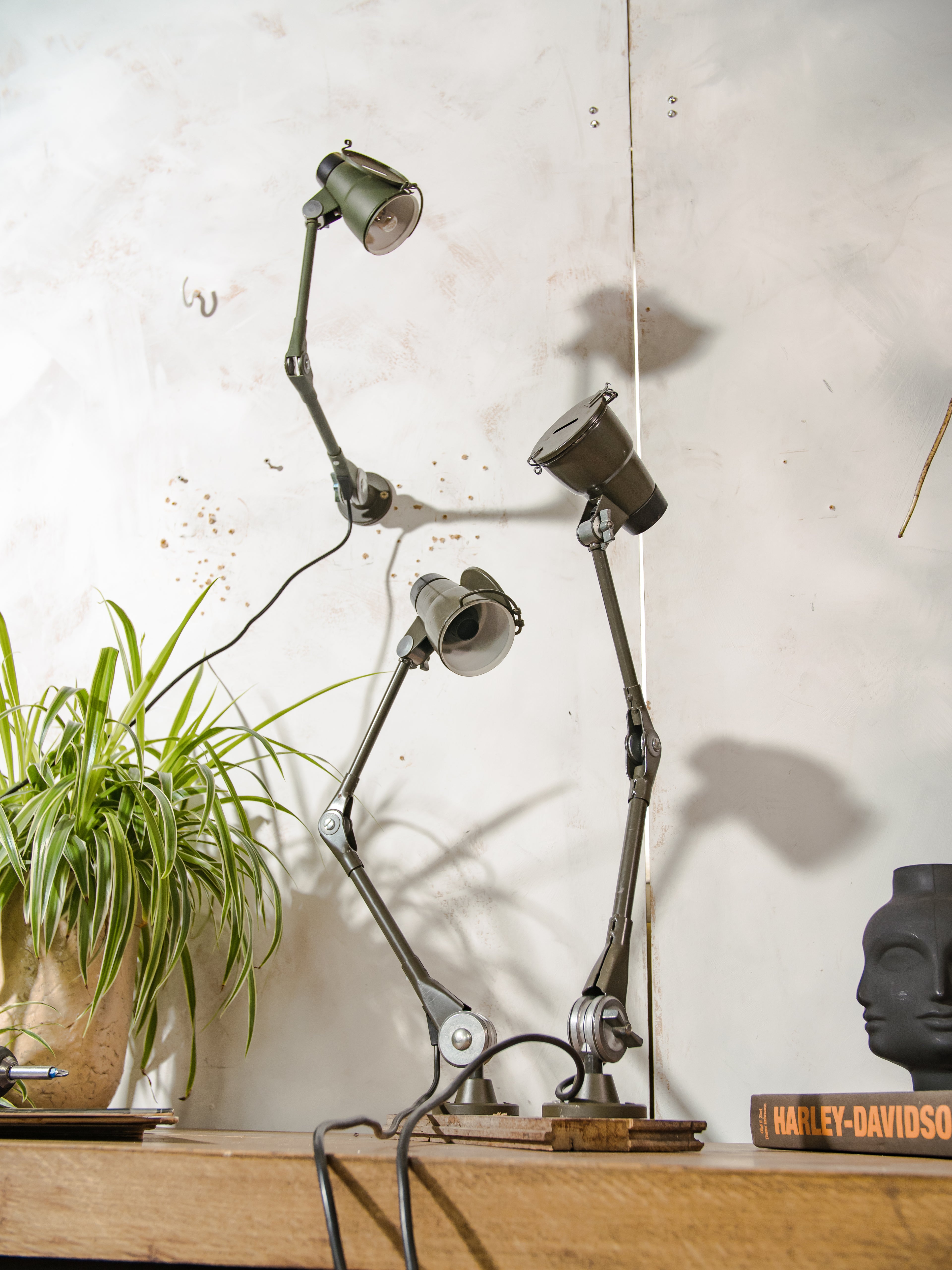 Vintage Ernst Rademacher Bundeswehr lamp, industriële militaire bureaulamp uit de jaren 50, verstelbare wandlamp, lamp van gerecycled Duits legervoertuig