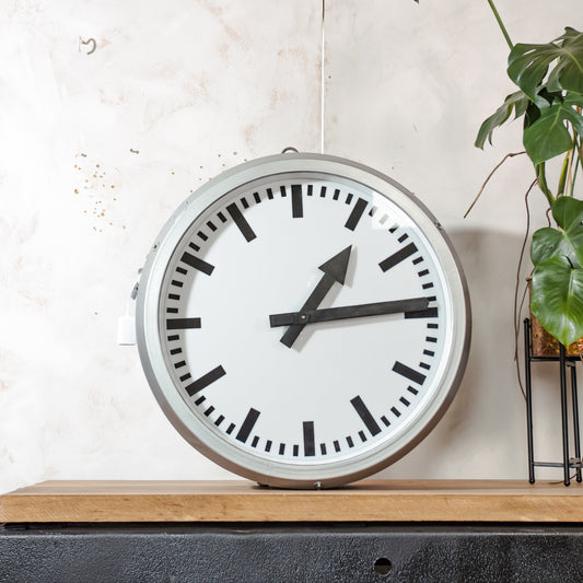 Grijze stationsklok uit de jaren 50, dubbelzijdig verlicht door RFT, vintage Rundfunk und Fermelde Technik, diameter Ø75 cm, LED + Quartz omgebouwd